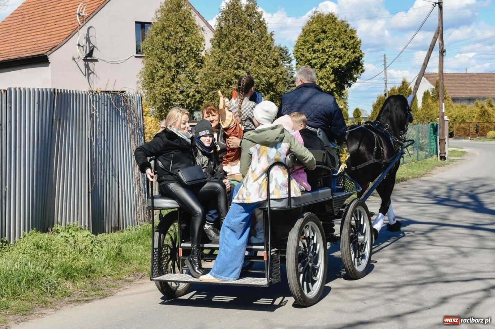 Zdjęcie w galerii na portalu naszraciborz.pl: Wielkanocna procesja konna w Zawadzie Książęcej przeszła polami trójwsi [FOTO i WIDEO] wiadomości z regionu