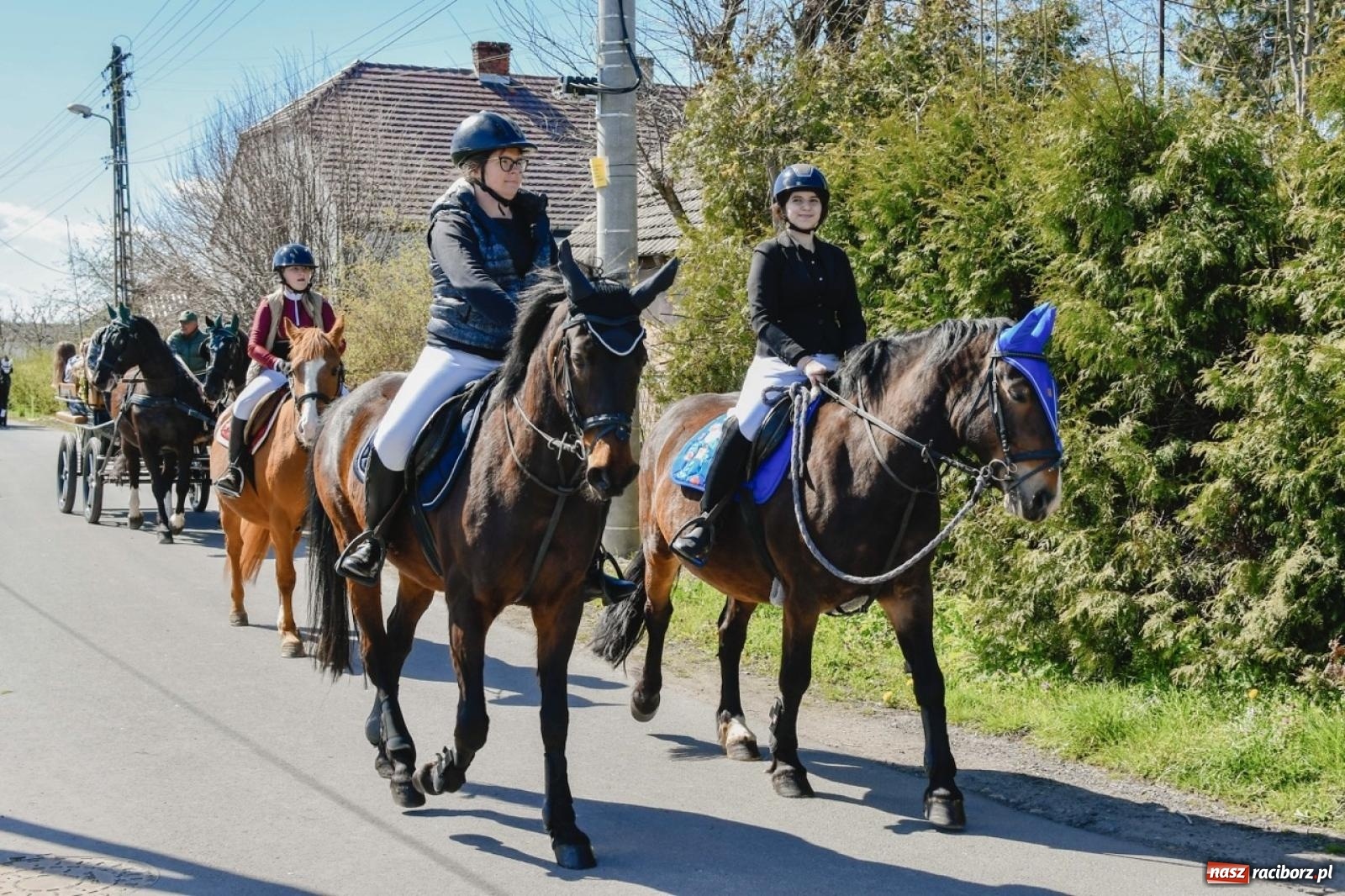 Zdjęcie w galerii na portalu naszraciborz.pl: Wielkanocna procesja konna w Zawadzie Książęcej przeszła polami trójwsi [FOTO i WIDEO] wiadomości z regionu
