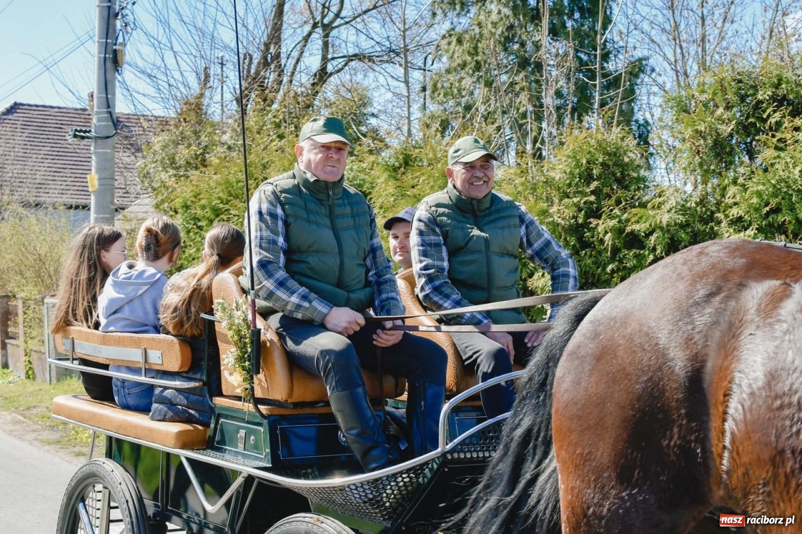Zdjęcie w galerii na portalu naszraciborz.pl: Wielkanocna procesja konna w Zawadzie Książęcej przeszła polami trójwsi [FOTO i WIDEO] wiadomości z regionu