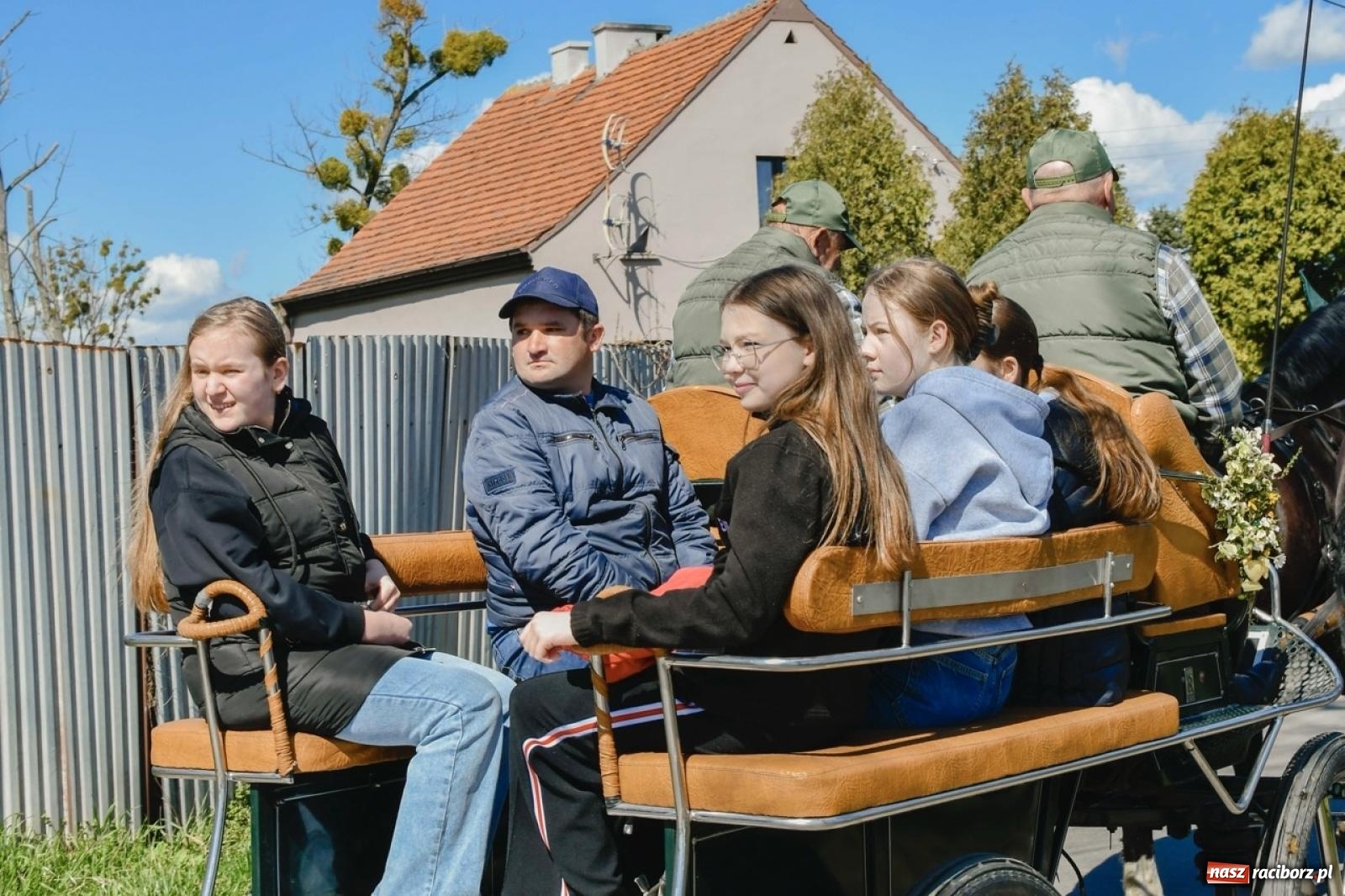 Zdjęcie w galerii na portalu naszraciborz.pl: Wielkanocna procesja konna w Zawadzie Książęcej przeszła polami trójwsi [FOTO i WIDEO] wiadomości z regionu