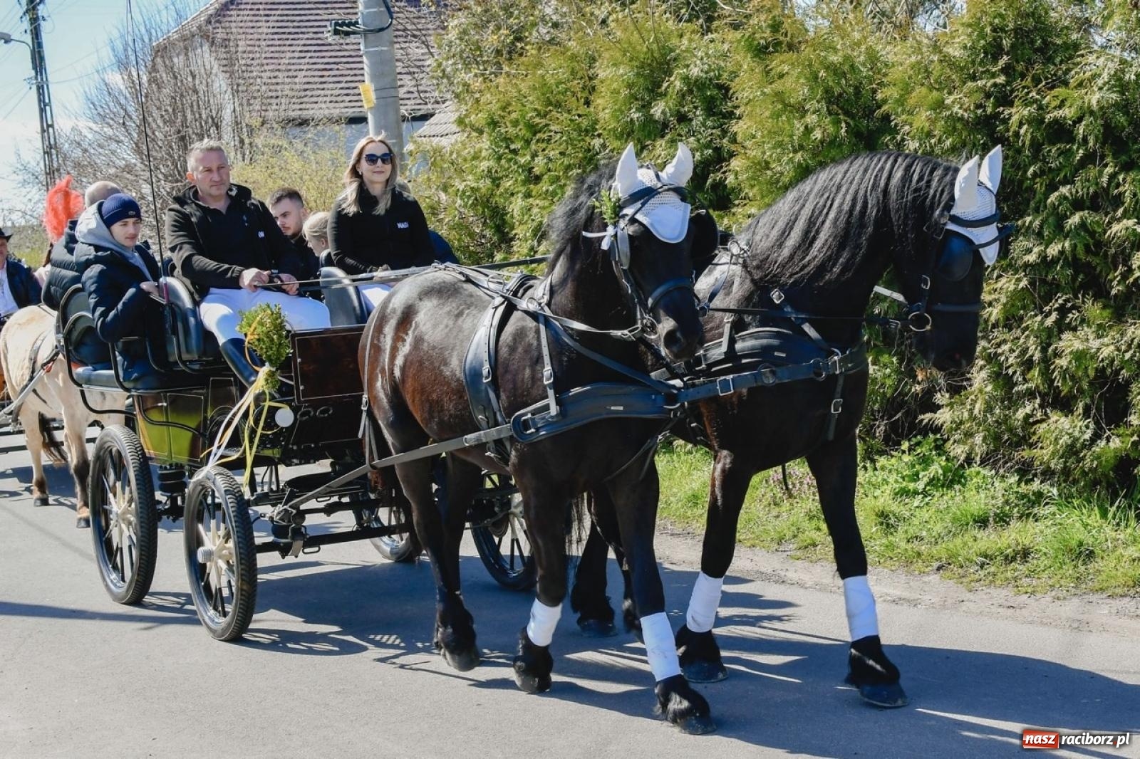 Zdjęcie w galerii na portalu naszraciborz.pl: Wielkanocna procesja konna w Zawadzie Książęcej przeszła polami trójwsi [FOTO i WIDEO] wiadomości z regionu