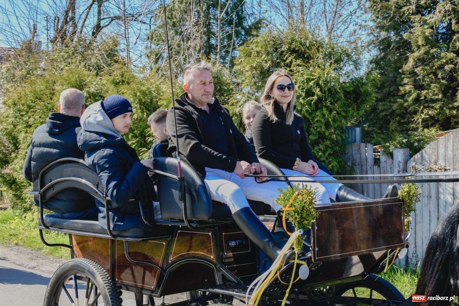 Zdjęcie w galerii na portalu naszraciborz.pl: Wielkanocna procesja konna w Zawadzie Książęcej przeszła polami trójwsi [FOTO i WIDEO] wiadomości z regionu