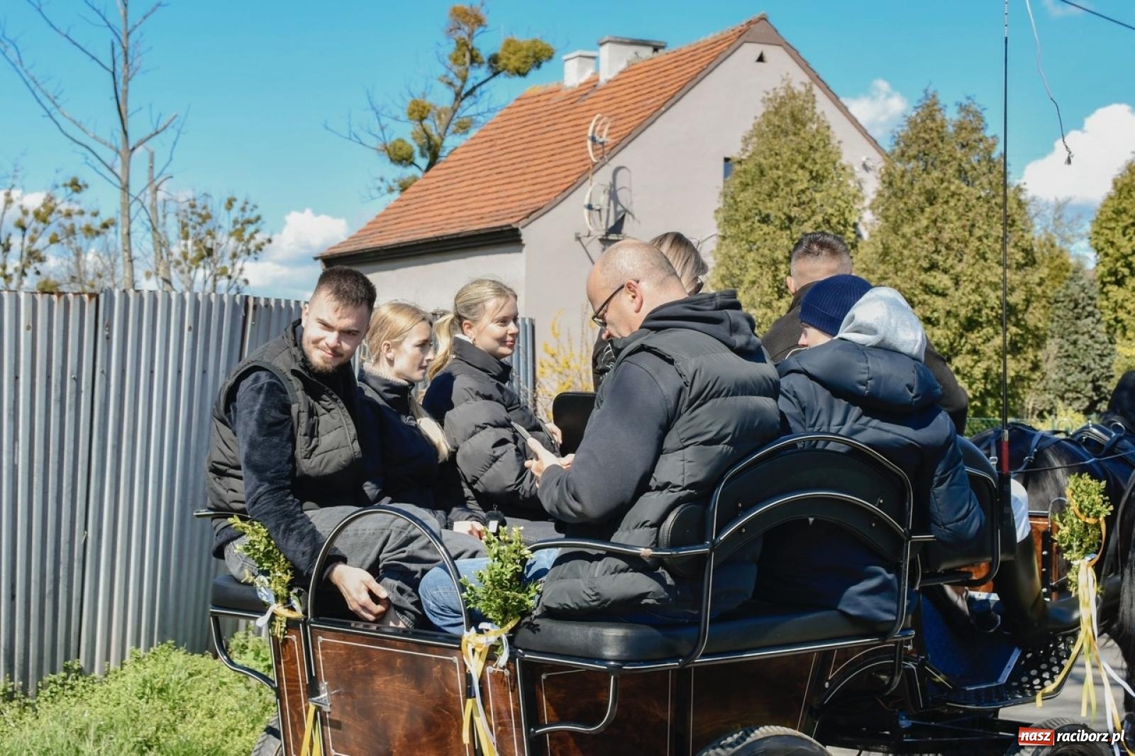 Zdjęcie w galerii na portalu naszraciborz.pl: Wielkanocna procesja konna w Zawadzie Książęcej przeszła polami trójwsi [FOTO i WIDEO] wiadomości z regionu