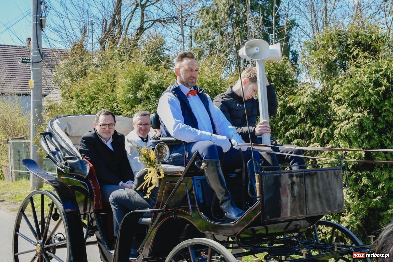 Zdjęcie w galerii na portalu naszraciborz.pl: Wielkanocna procesja konna w Zawadzie Książęcej przeszła polami trójwsi [FOTO i WIDEO] wiadomości z regionu