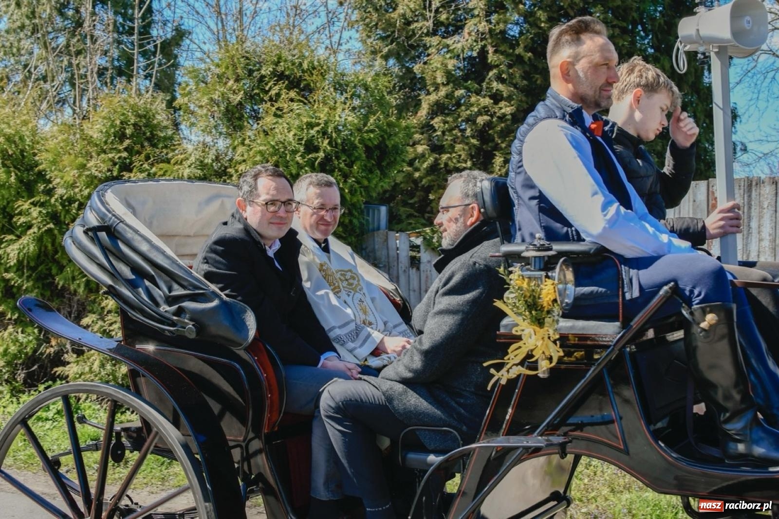 Zdjęcie w galerii na portalu naszraciborz.pl: Wielkanocna procesja konna w Zawadzie Książęcej przeszła polami trójwsi [FOTO i WIDEO] wiadomości z regionu