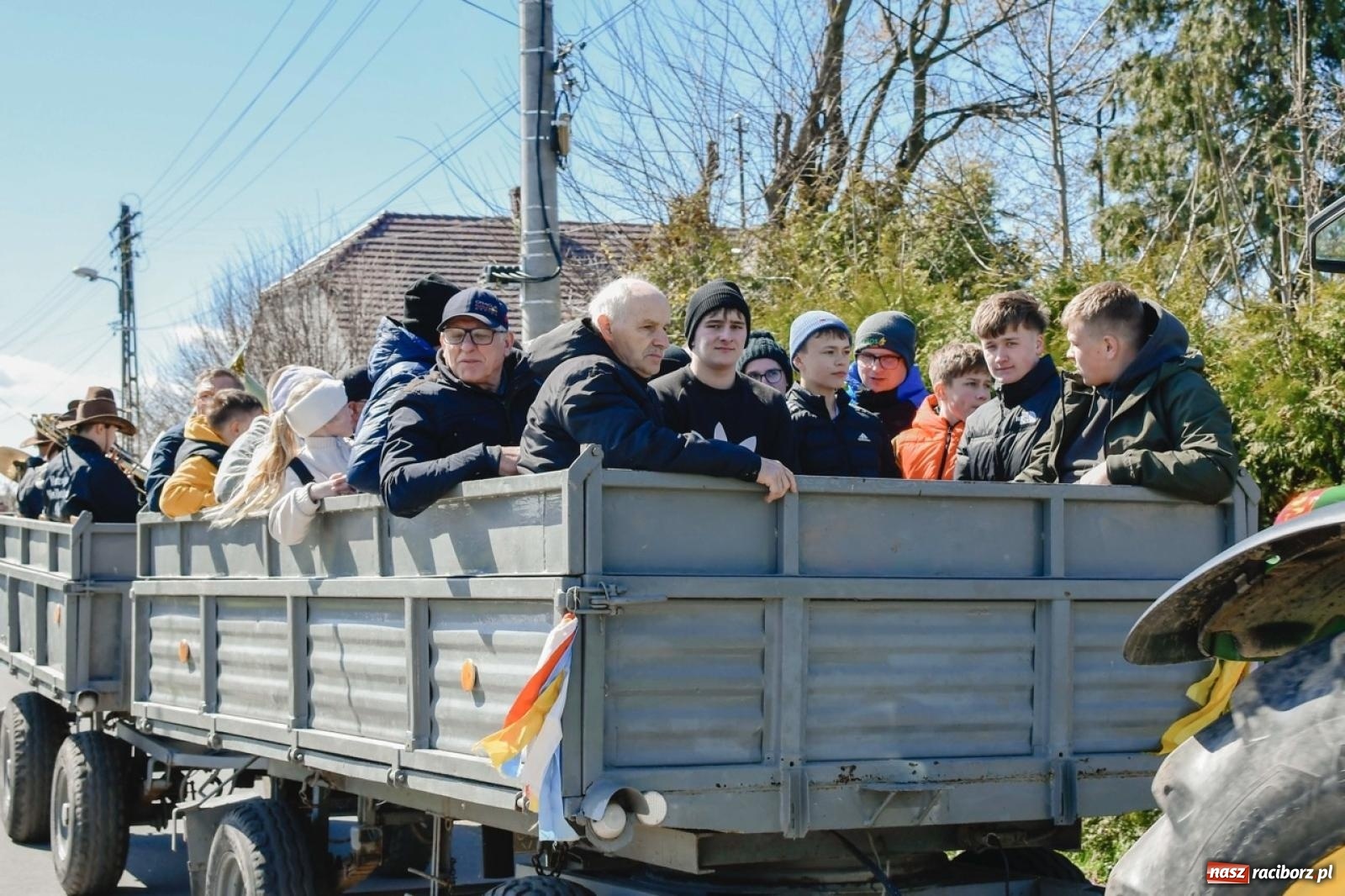 Zdjęcie w galerii na portalu naszraciborz.pl: Wielkanocna procesja konna w Zawadzie Książęcej przeszła polami trójwsi [FOTO i WIDEO] wiadomości z regionu