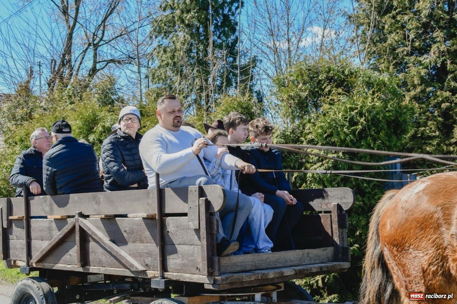 Zdjęcie w galerii na portalu naszraciborz.pl: Wielkanocna procesja konna w Zawadzie Książęcej przeszła polami trójwsi [FOTO i WIDEO] wiadomości z regionu