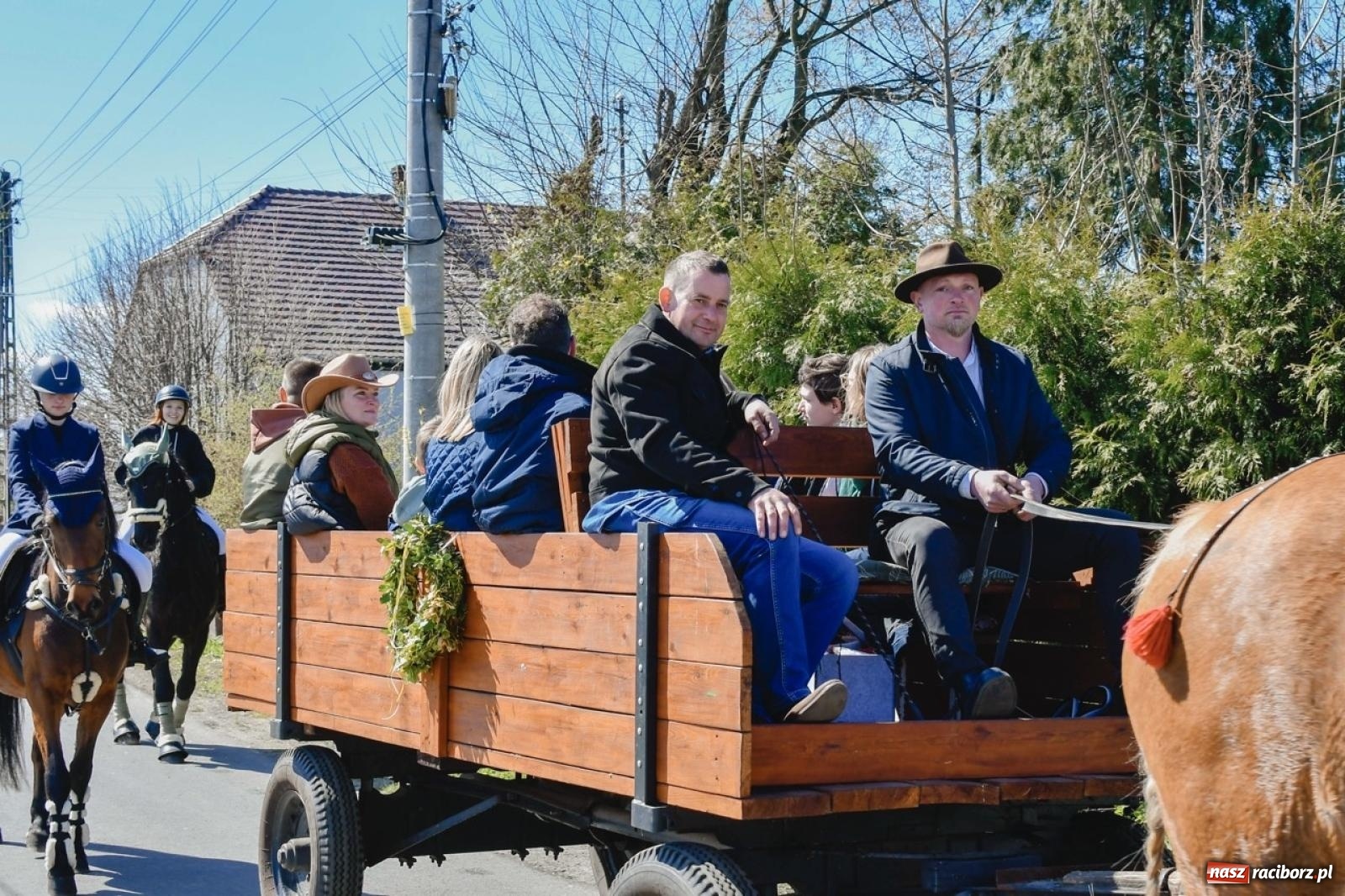 Zdjęcie w galerii na portalu naszraciborz.pl: Wielkanocna procesja konna w Zawadzie Książęcej przeszła polami trójwsi [FOTO i WIDEO] wiadomości z regionu