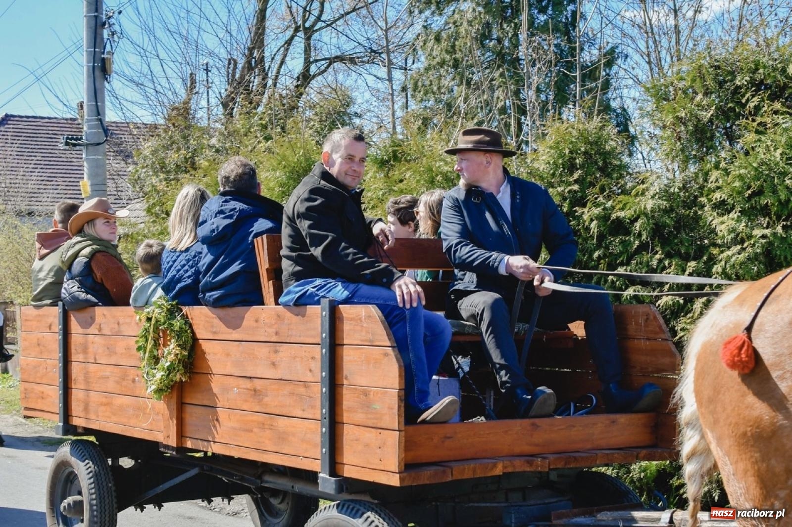 Zdjęcie w galerii na portalu naszraciborz.pl: Wielkanocna procesja konna w Zawadzie Książęcej przeszła polami trójwsi [FOTO i WIDEO] wiadomości z regionu