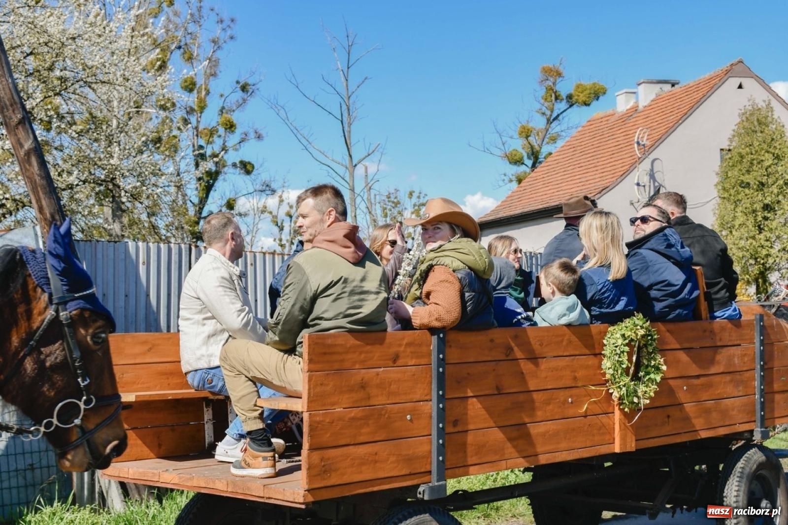 Zdjęcie w galerii na portalu naszraciborz.pl: Wielkanocna procesja konna w Zawadzie Książęcej przeszła polami trójwsi [FOTO i WIDEO] wiadomości z regionu