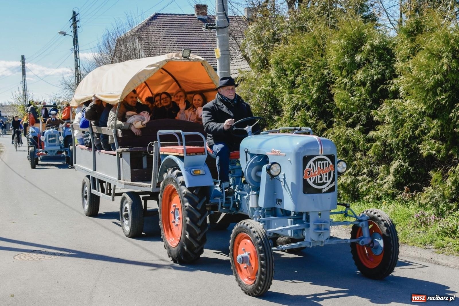 Zdjęcie w galerii na portalu naszraciborz.pl: Wielkanocna procesja konna w Zawadzie Książęcej przeszła polami trójwsi [FOTO i WIDEO] wiadomości z regionu