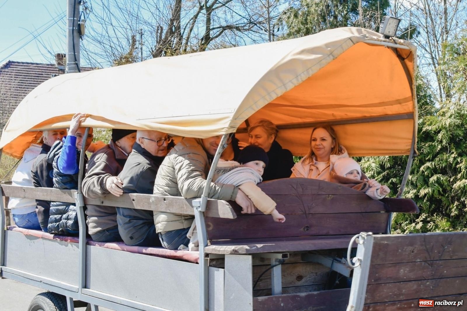 Zdjęcie w galerii na portalu naszraciborz.pl: Wielkanocna procesja konna w Zawadzie Książęcej przeszła polami trójwsi [FOTO i WIDEO] wiadomości z regionu