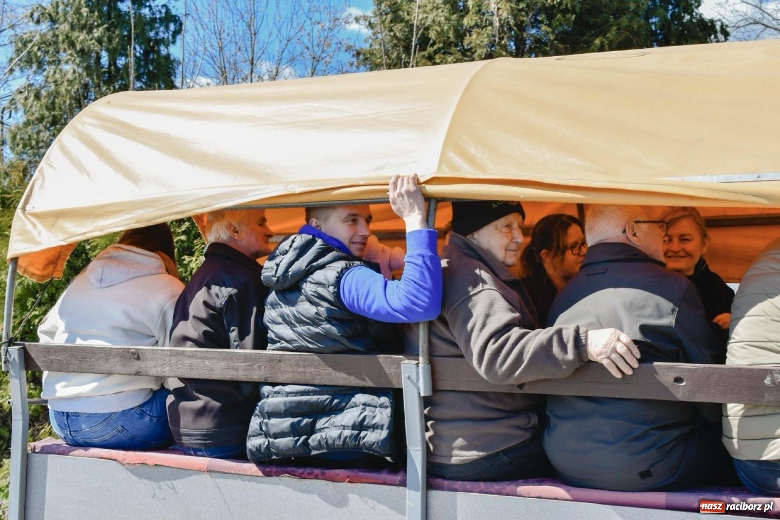 Zdjęcie w galerii na portalu naszraciborz.pl: Wielkanocna procesja konna w Zawadzie Książęcej przeszła polami trójwsi [FOTO i WIDEO] wiadomości z regionu