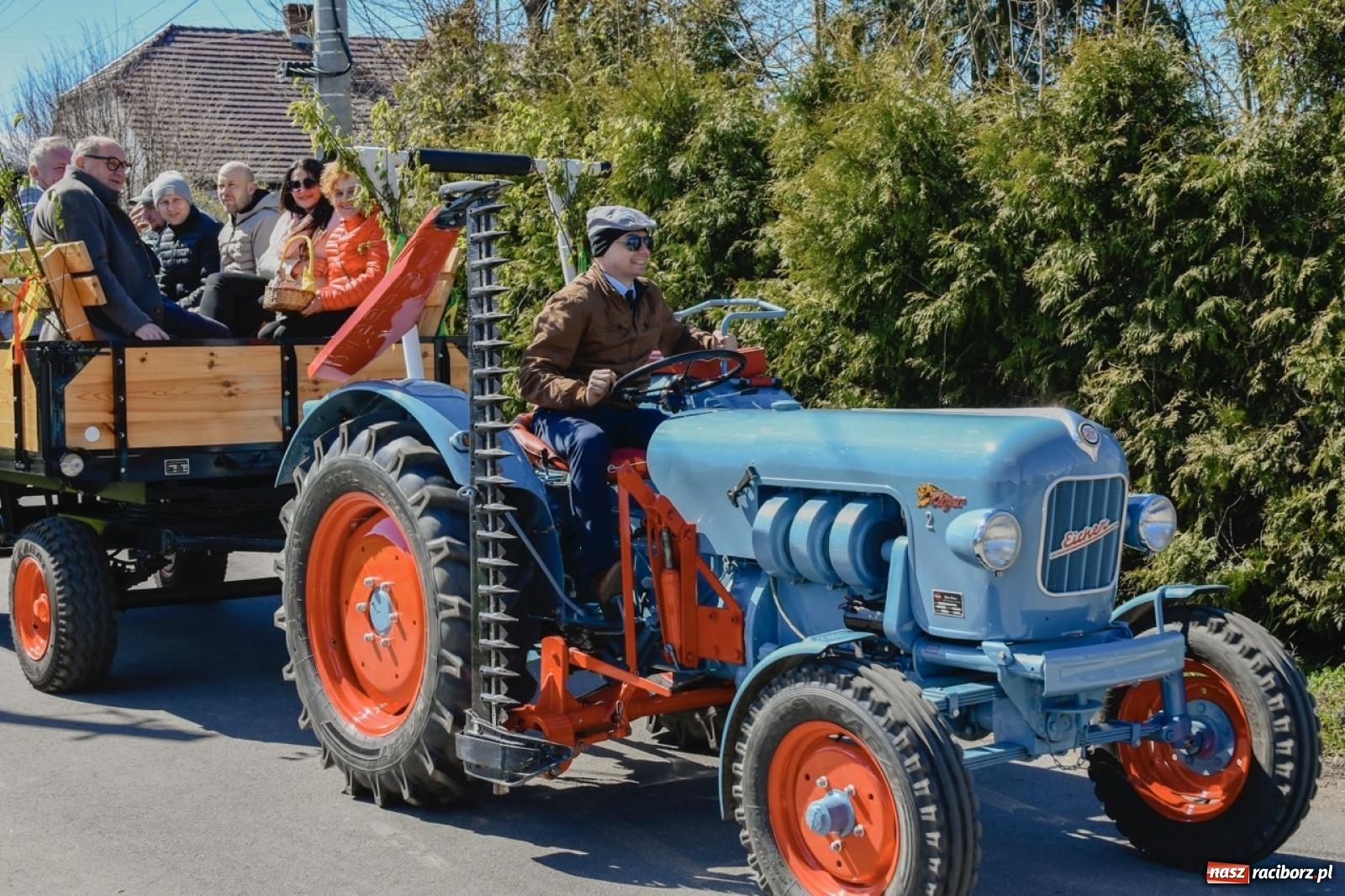 Zdjęcie w galerii na portalu naszraciborz.pl: Wielkanocna procesja konna w Zawadzie Książęcej przeszła polami trójwsi [FOTO i WIDEO] wiadomości z regionu