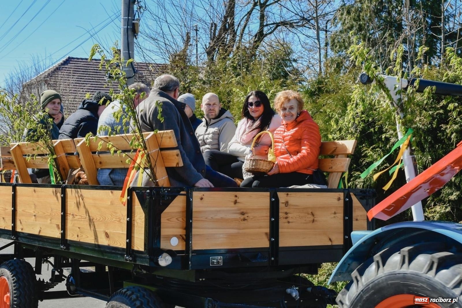 Zdjęcie w galerii na portalu naszraciborz.pl: Wielkanocna procesja konna w Zawadzie Książęcej przeszła polami trójwsi [FOTO i WIDEO] wiadomości z regionu