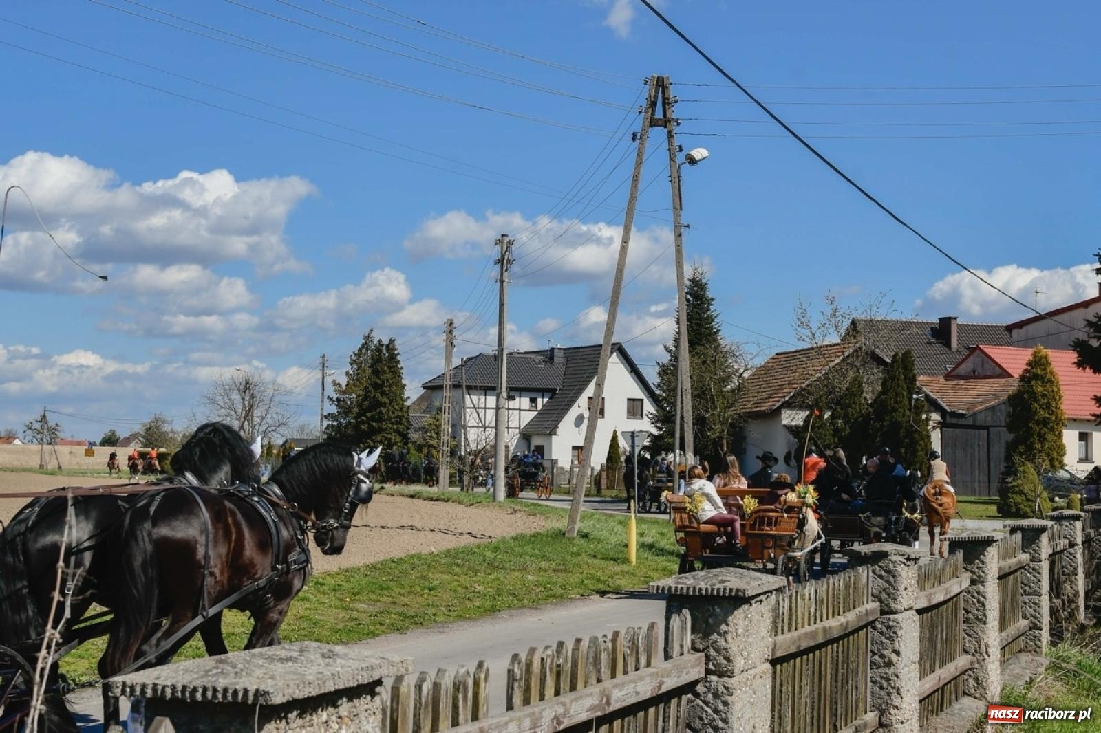Zdjęcie w galerii na portalu naszraciborz.pl: Wielkanocna procesja konna w Zawadzie Książęcej przeszła polami trójwsi [FOTO i WIDEO] wiadomości z regionu