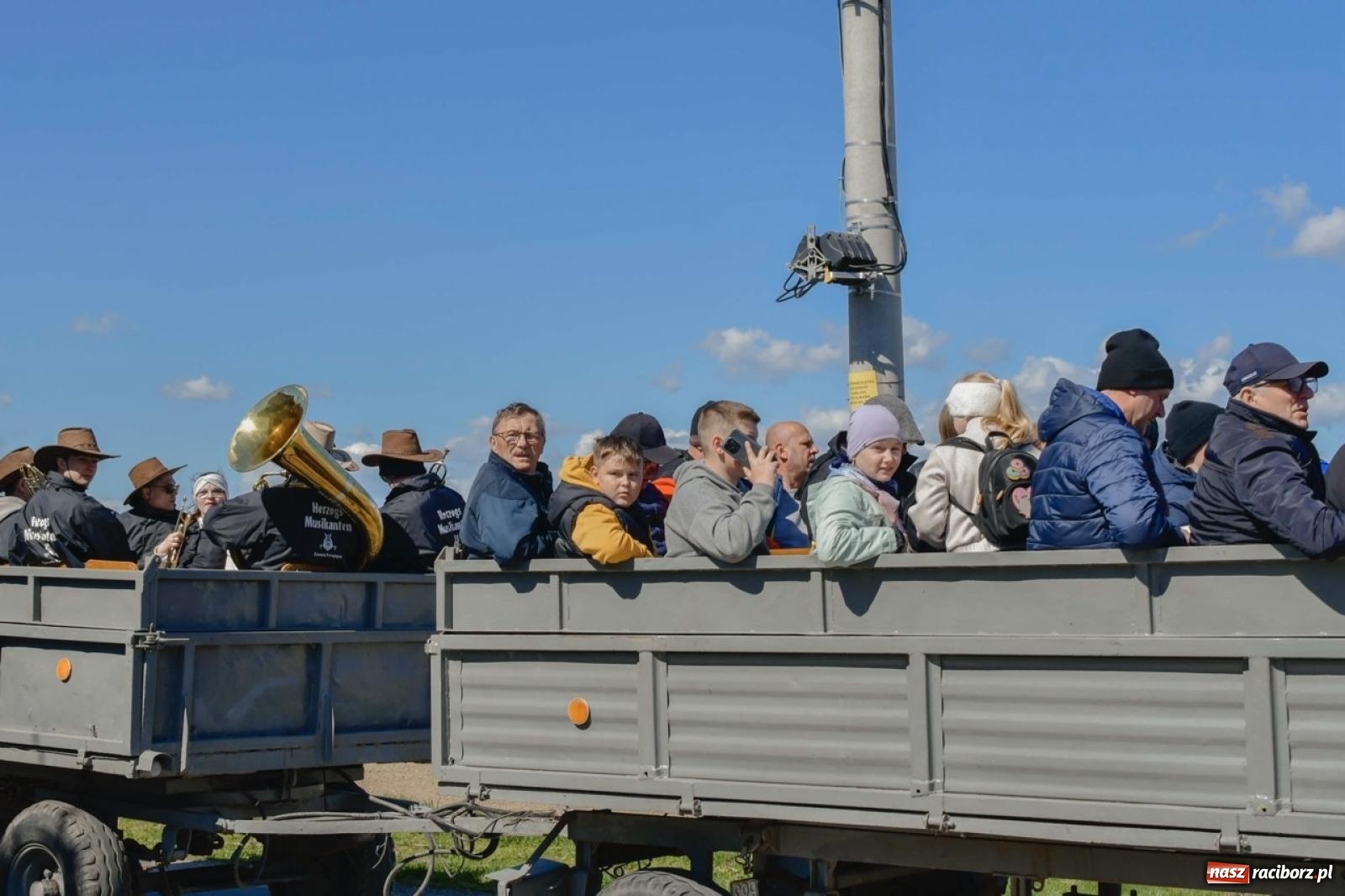Zdjęcie w galerii na portalu naszraciborz.pl: Wielkanocna procesja konna w Zawadzie Książęcej przeszła polami trójwsi [FOTO i WIDEO] wiadomości z regionu
