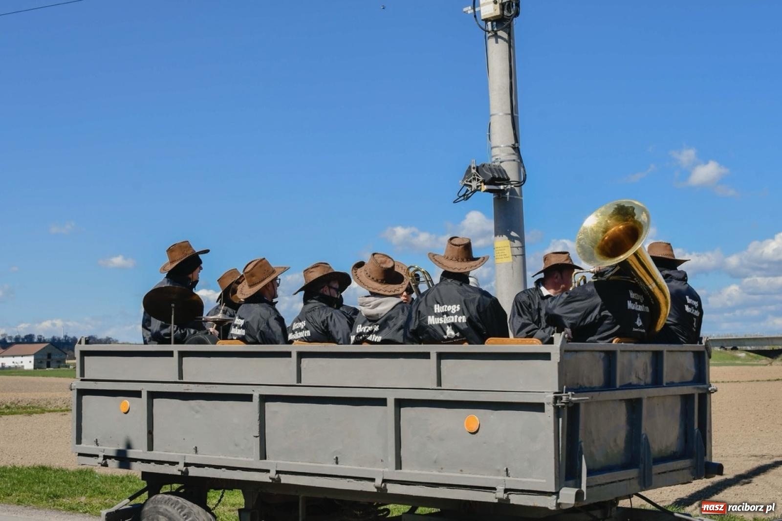 Zdjęcie w galerii na portalu naszraciborz.pl: Wielkanocna procesja konna w Zawadzie Książęcej przeszła polami trójwsi [FOTO i WIDEO] wiadomości z regionu