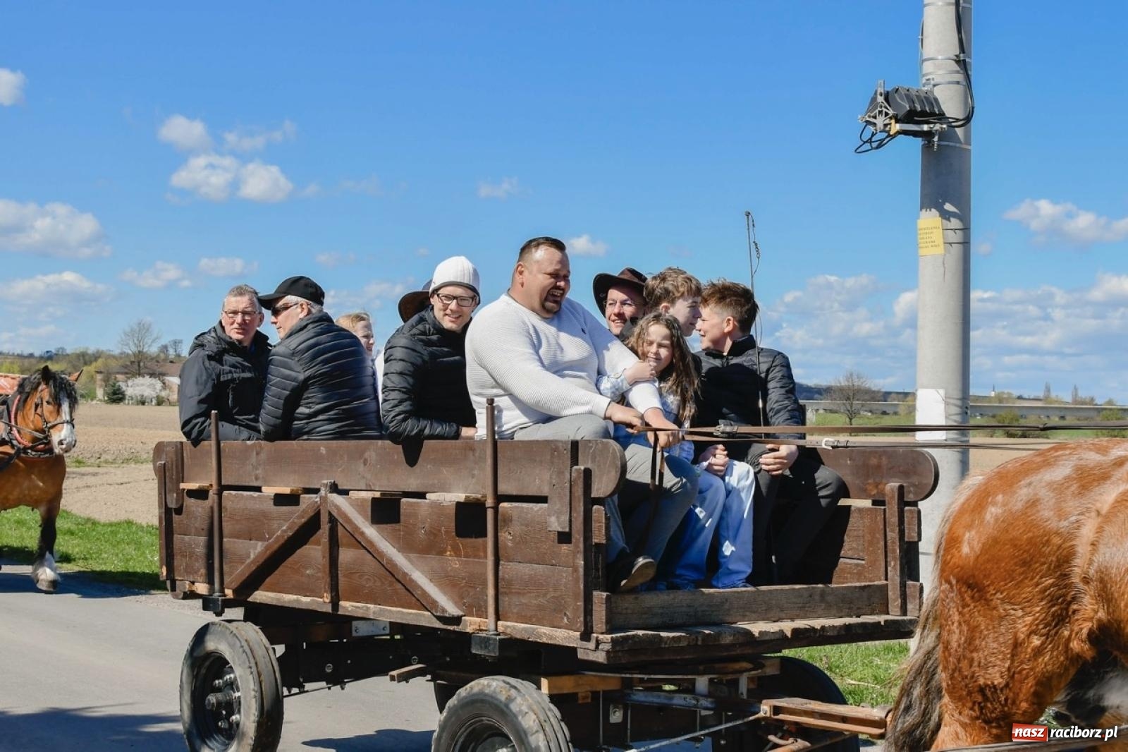 Zdjęcie w galerii na portalu naszraciborz.pl: Wielkanocna procesja konna w Zawadzie Książęcej przeszła polami trójwsi [FOTO i WIDEO] wiadomości z regionu