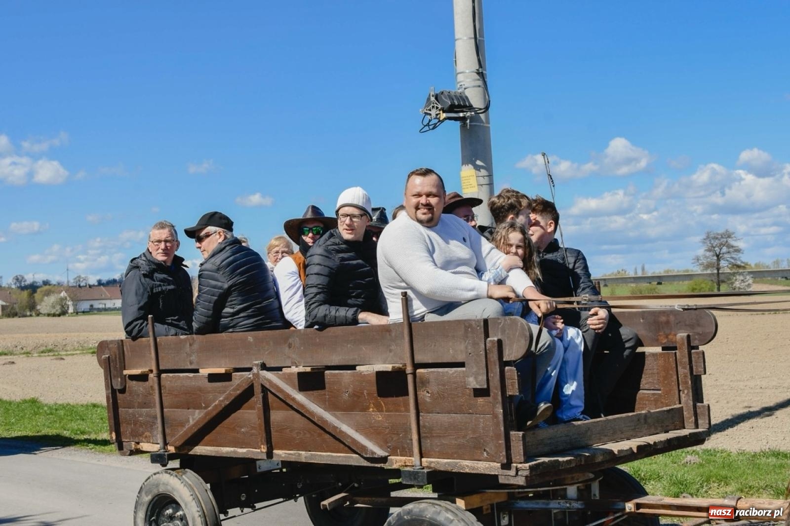 Zdjęcie w galerii na portalu naszraciborz.pl: Wielkanocna procesja konna w Zawadzie Książęcej przeszła polami trójwsi [FOTO i WIDEO] wiadomości z regionu