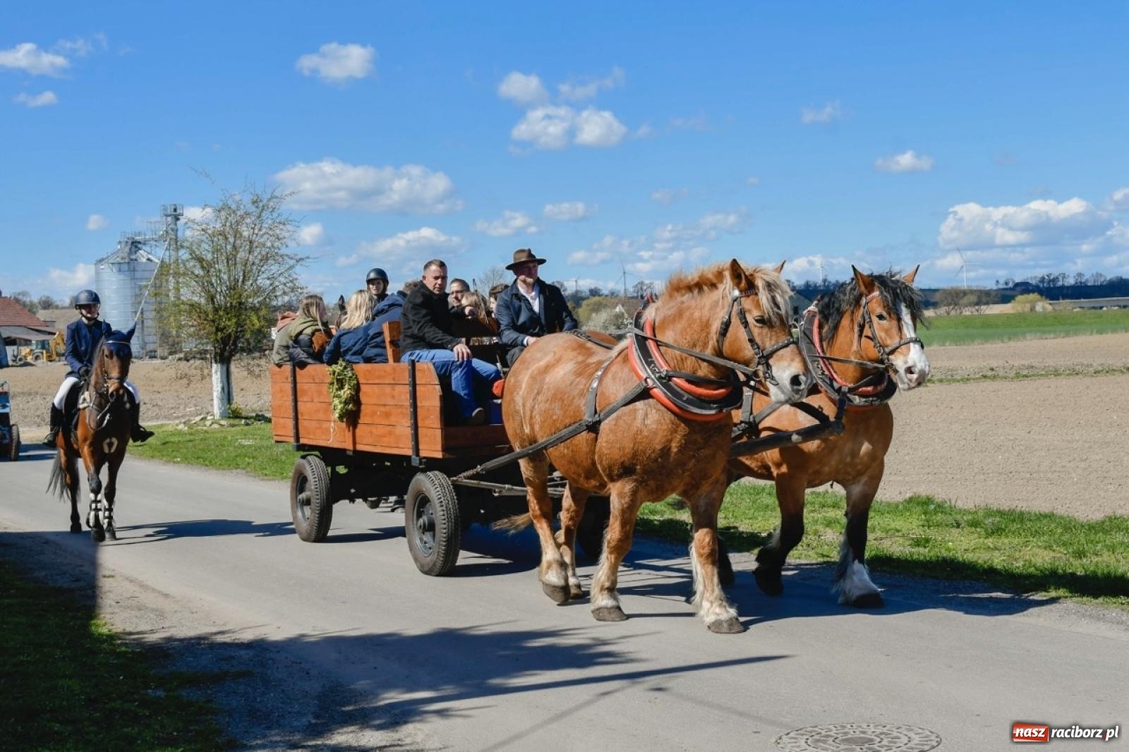Zdjęcie w galerii na portalu naszraciborz.pl: Wielkanocna procesja konna w Zawadzie Książęcej przeszła polami trójwsi [FOTO i WIDEO] wiadomości z regionu