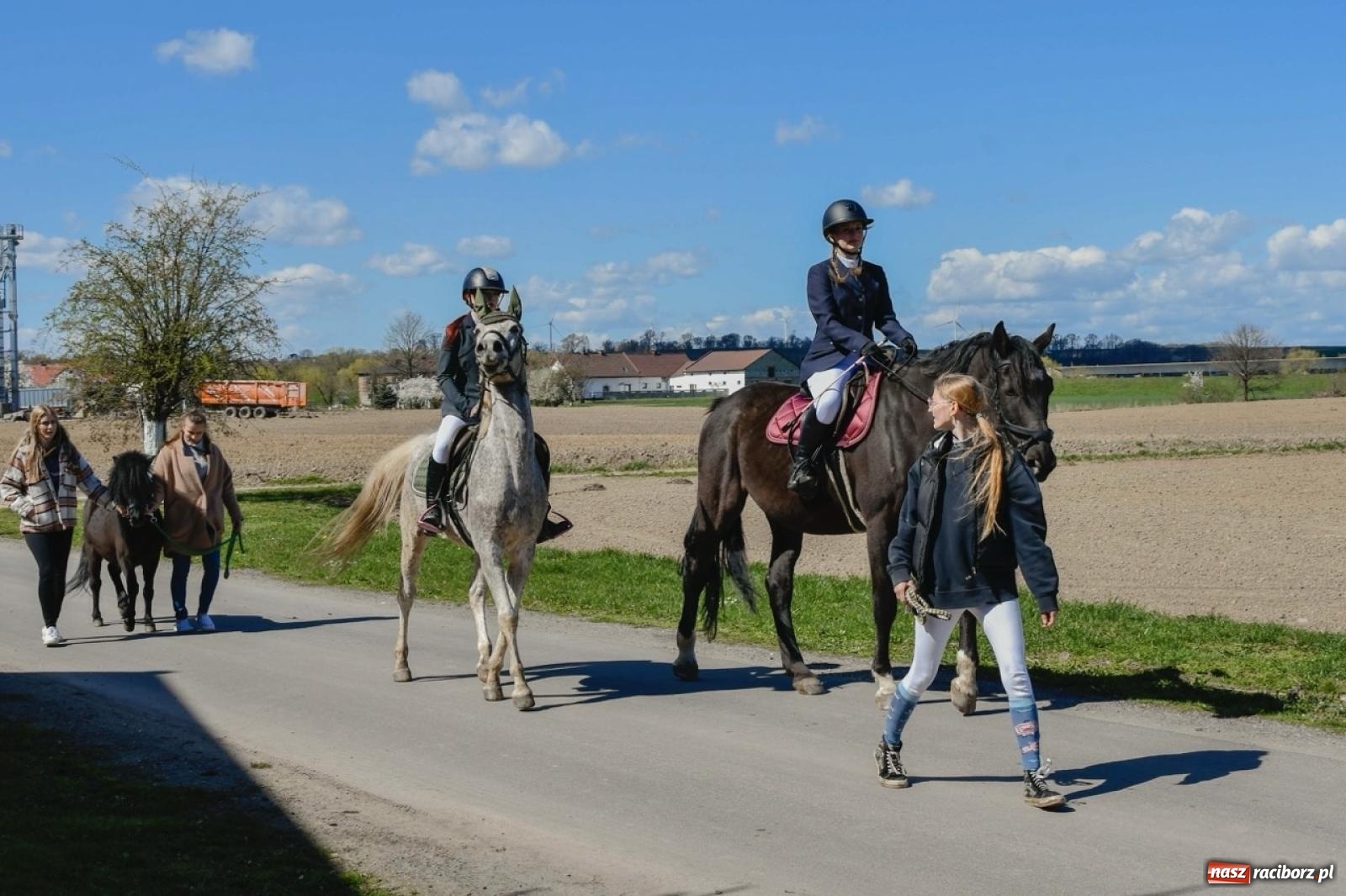 Zdjęcie w galerii na portalu naszraciborz.pl: Wielkanocna procesja konna w Zawadzie Książęcej przeszła polami trójwsi [FOTO i WIDEO] wiadomości z regionu