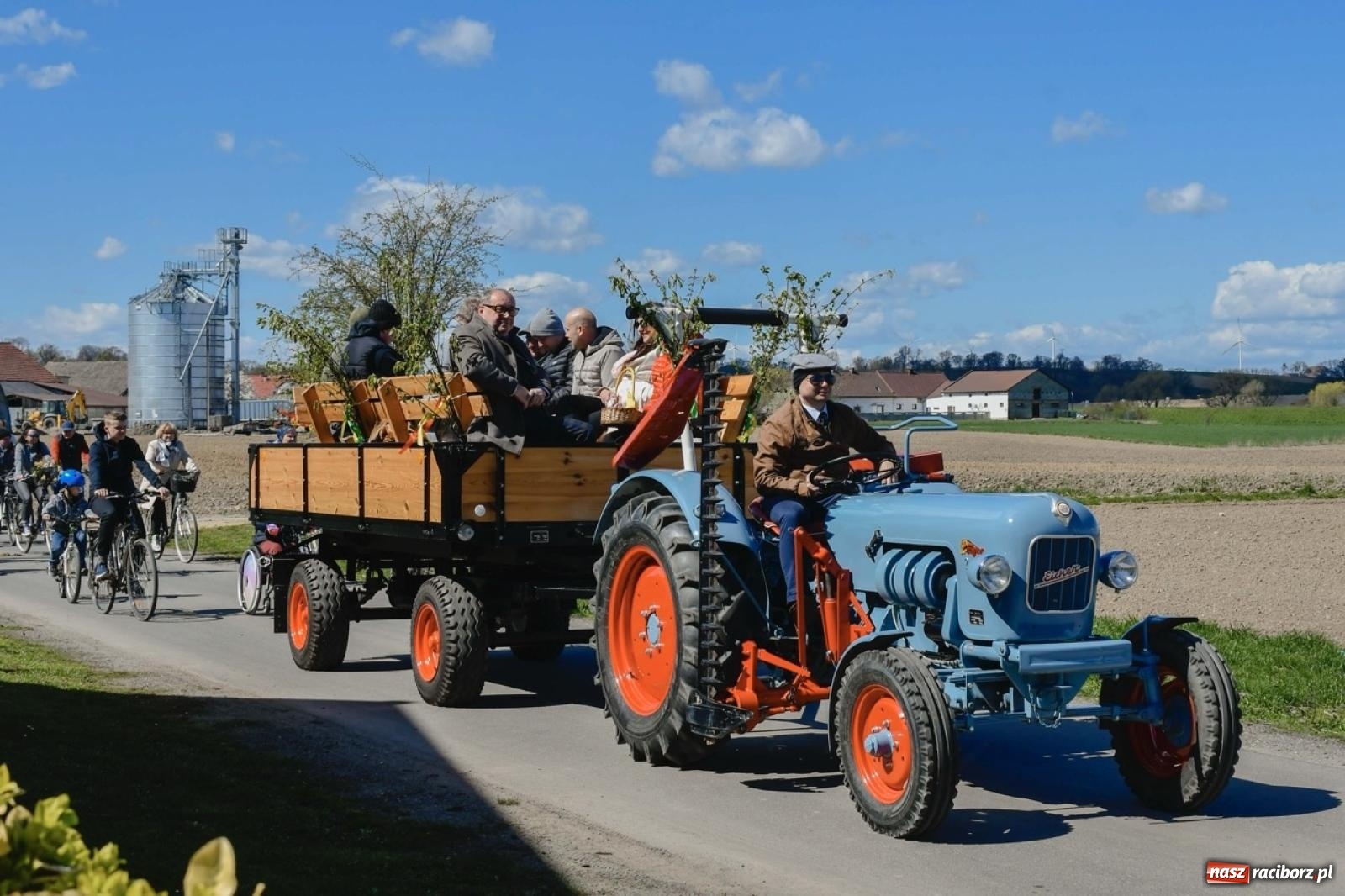 Zdjęcie w galerii na portalu naszraciborz.pl: Wielkanocna procesja konna w Zawadzie Książęcej przeszła polami trójwsi [FOTO i WIDEO] wiadomości z regionu