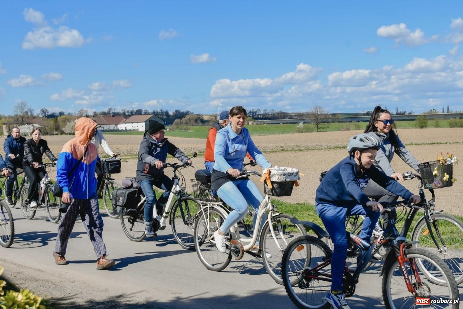 Zdjęcie w galerii na portalu naszraciborz.pl: Wielkanocna procesja konna w Zawadzie Książęcej przeszła polami trójwsi [FOTO i WIDEO] wiadomości z regionu