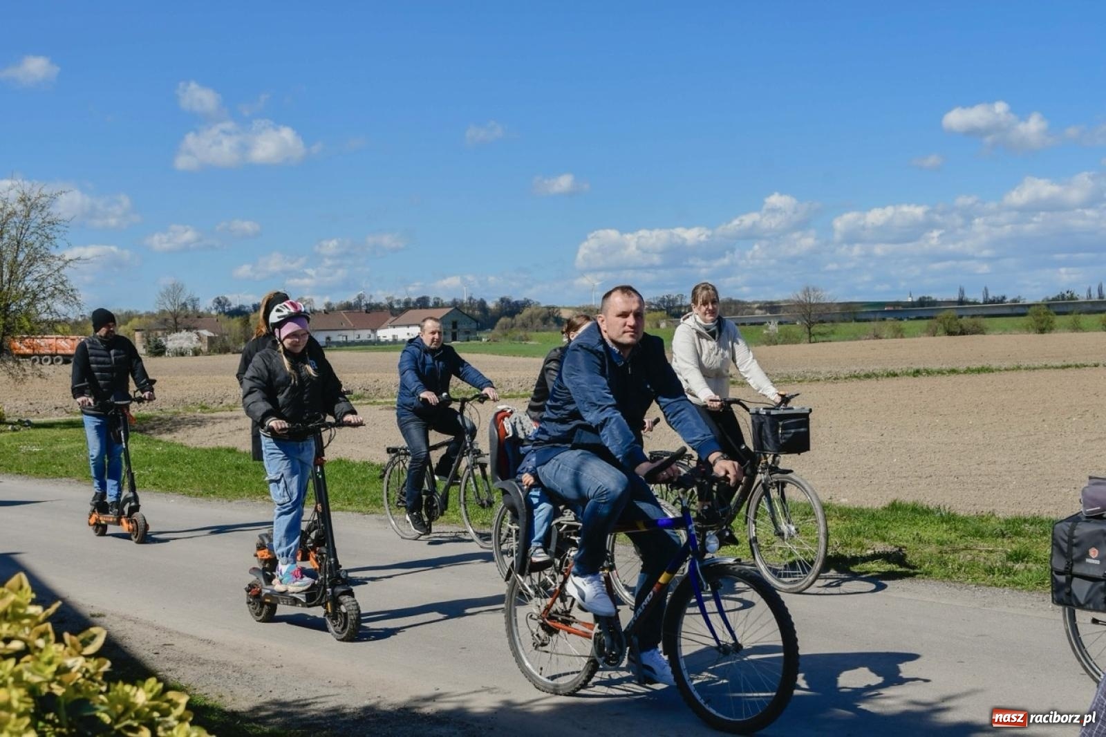 Zdjęcie w galerii na portalu naszraciborz.pl: Wielkanocna procesja konna w Zawadzie Książęcej przeszła polami trójwsi [FOTO i WIDEO] wiadomości z regionu
