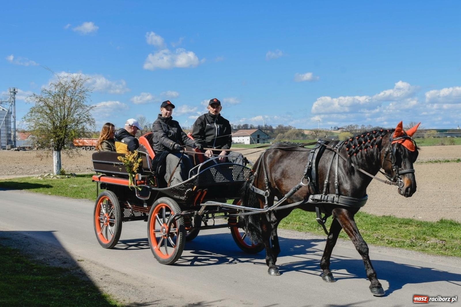 Zdjęcie w galerii na portalu naszraciborz.pl: Wielkanocna procesja konna w Zawadzie Książęcej przeszła polami trójwsi [FOTO i WIDEO] wiadomości z regionu