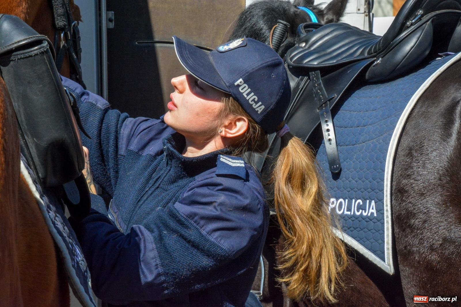 Zdjęcie w galerii na portalu naszraciborz.pl: Pietrowice Wielkie: 101 koni, policjanci w siodle i husaria - wielkanocna tradycja procesji błagalnej [FOTO i WIDEO] wiadomości z regionu