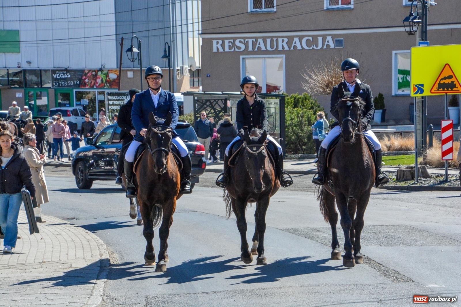 Zdjęcie w galerii na portalu naszraciborz.pl: Pietrowice Wielkie: 101 koni, policjanci w siodle i husaria - wielkanocna tradycja procesji błagalnej [FOTO i WIDEO] wiadomości z regionu