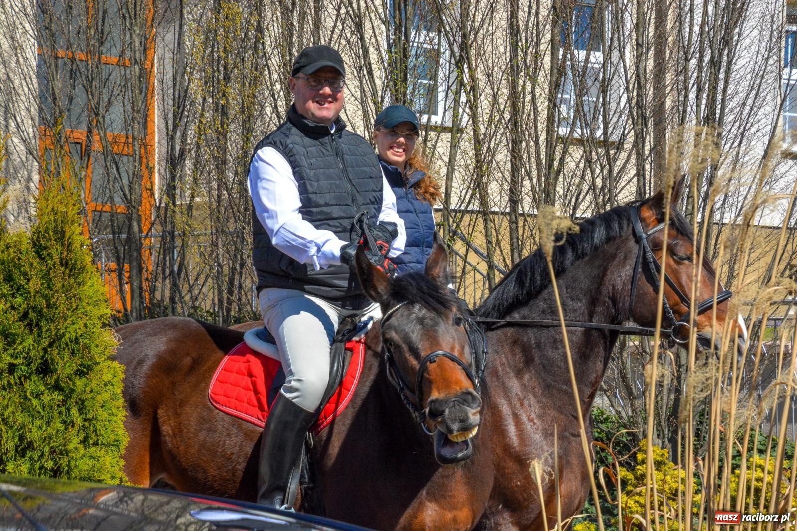 Zdjęcie w galerii na portalu naszraciborz.pl: Pietrowice Wielkie: 101 koni, policjanci w siodle i husaria - wielkanocna tradycja procesji błagalnej [FOTO i WIDEO] wiadomości z regionu