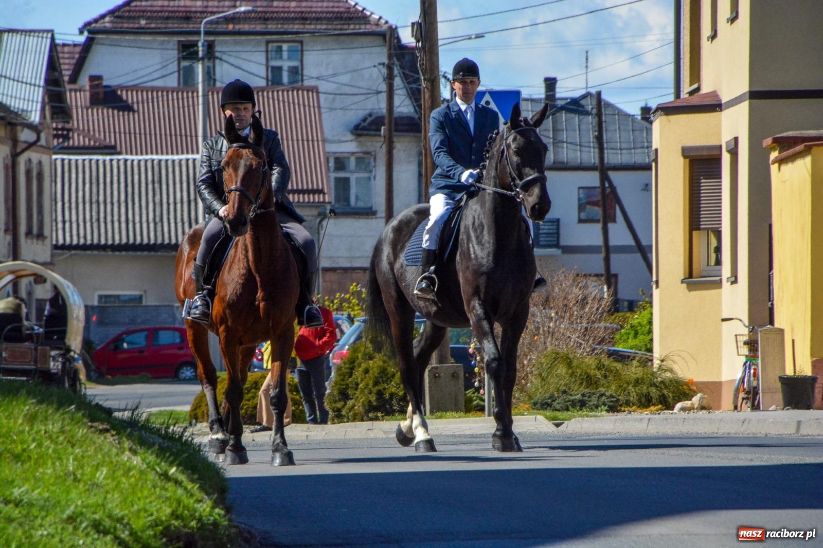 Zdjęcie w galerii na portalu naszraciborz.pl: Pietrowice Wielkie: 101 koni, policjanci w siodle i husaria - wielkanocna tradycja procesji błagalnej [FOTO i WIDEO] wiadomości z regionu