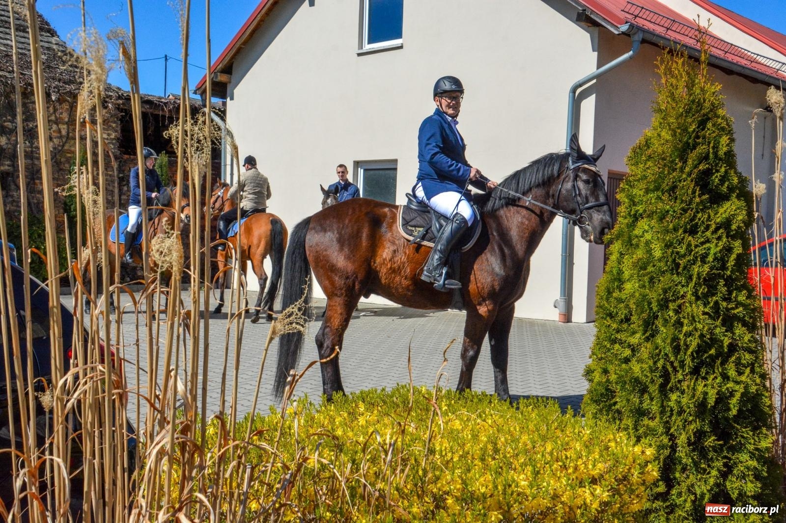 Zdjęcie w galerii na portalu naszraciborz.pl: Pietrowice Wielkie: 101 koni, policjanci w siodle i husaria - wielkanocna tradycja procesji błagalnej [FOTO i WIDEO] wiadomości z regionu