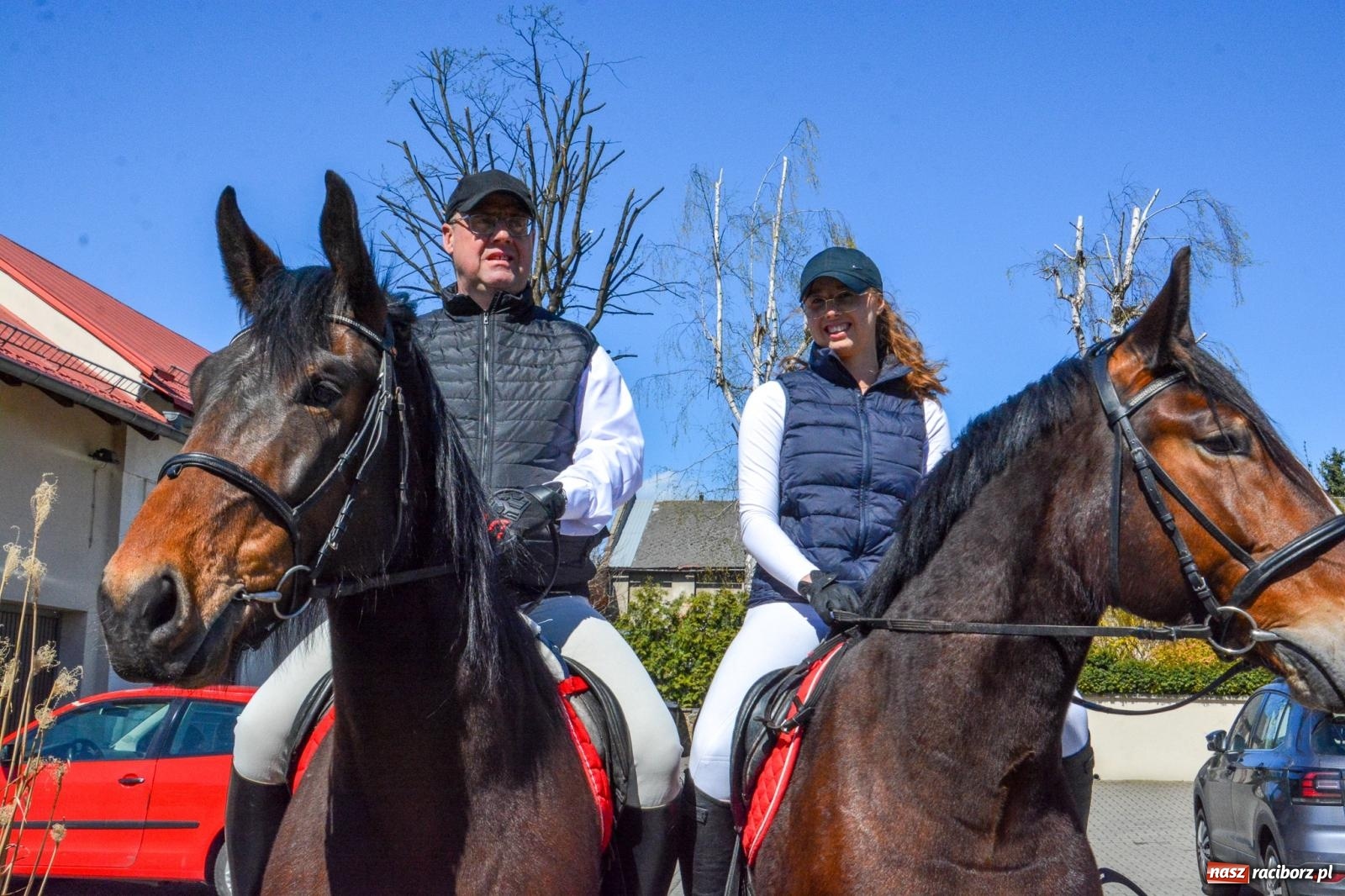 Zdjęcie w galerii na portalu naszraciborz.pl: Pietrowice Wielkie: 101 koni, policjanci w siodle i husaria - wielkanocna tradycja procesji błagalnej [FOTO i WIDEO] wiadomości z regionu