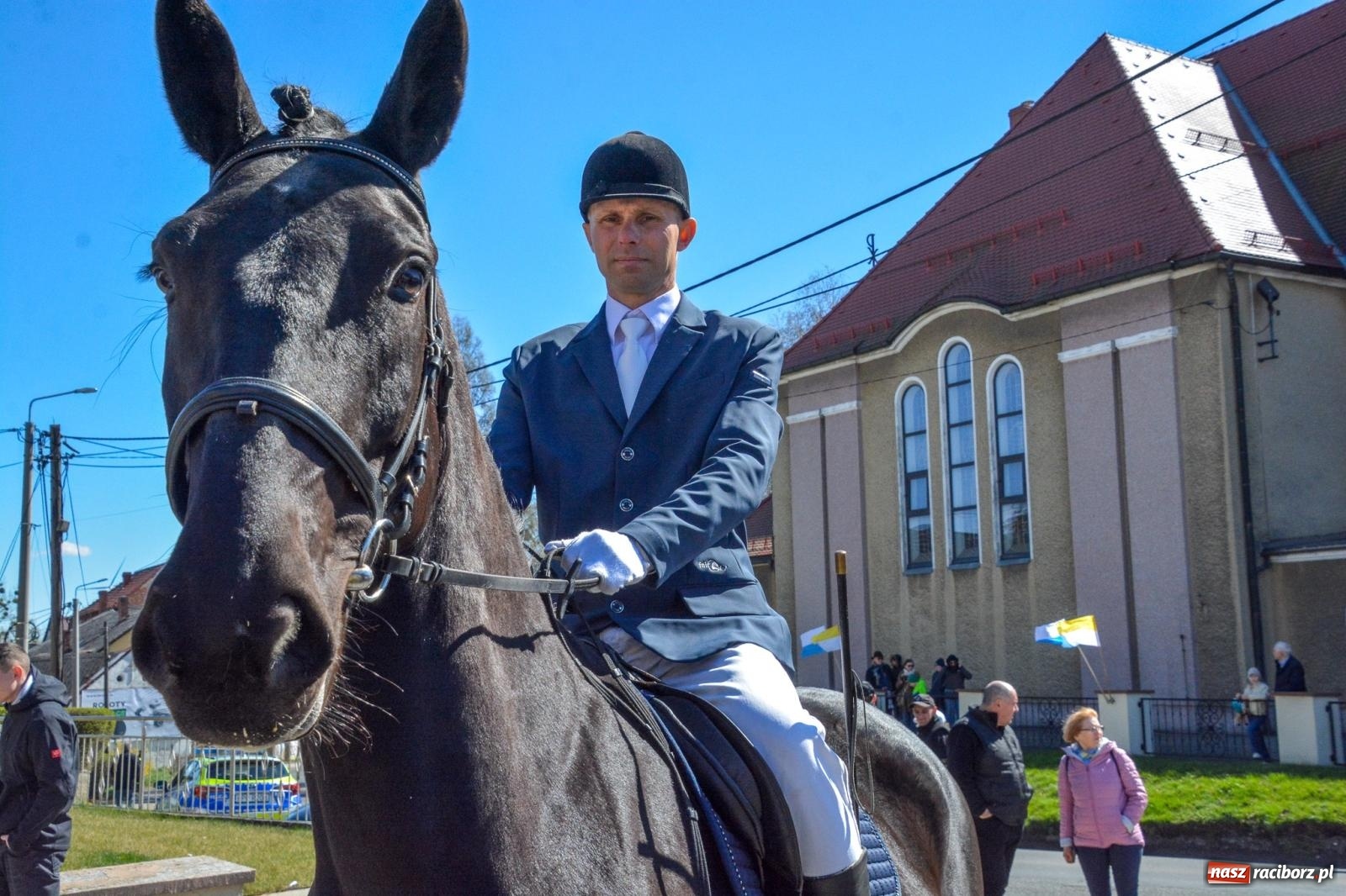 Zdjęcie w galerii na portalu naszraciborz.pl: Pietrowice Wielkie: 101 koni, policjanci w siodle i husaria - wielkanocna tradycja procesji błagalnej [FOTO i WIDEO] wiadomości z regionu