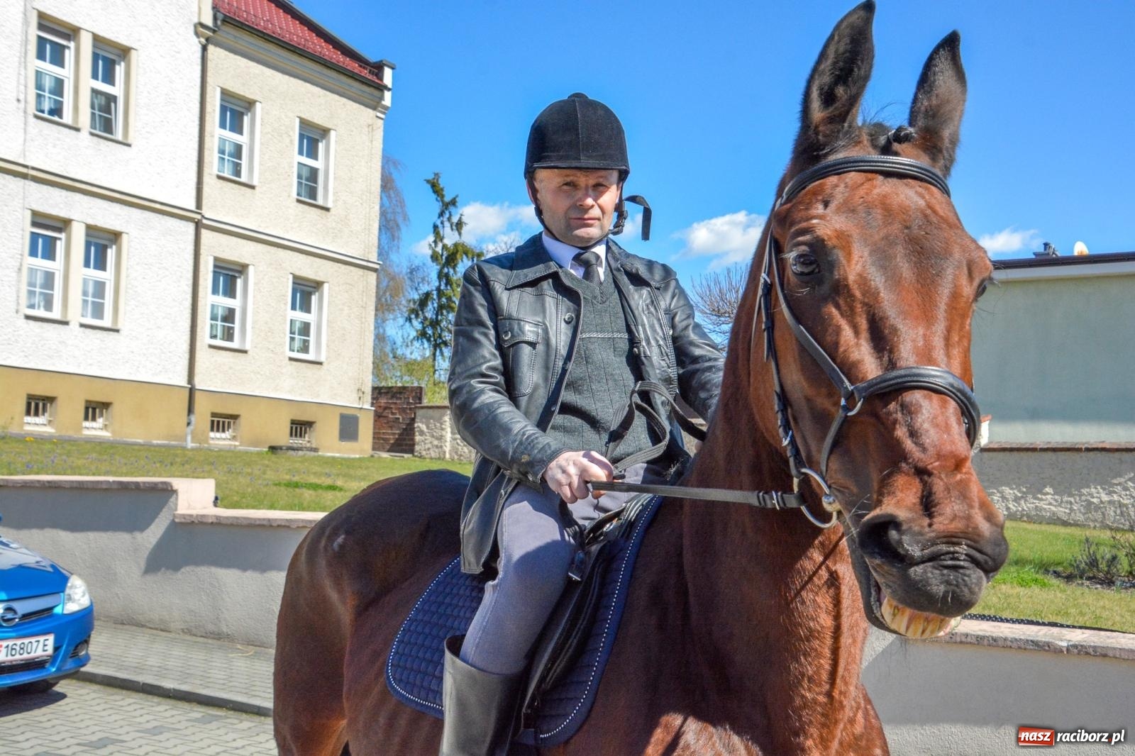 Zdjęcie w galerii na portalu naszraciborz.pl: Pietrowice Wielkie: 101 koni, policjanci w siodle i husaria - wielkanocna tradycja procesji błagalnej [FOTO i WIDEO] wiadomości z regionu