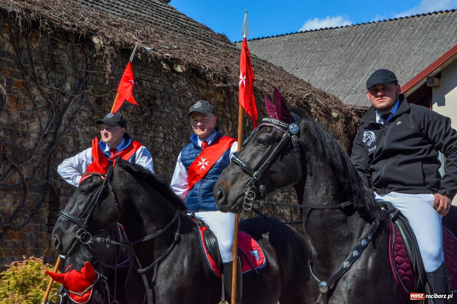 Zdjęcie w galerii na portalu naszraciborz.pl: Pietrowice Wielkie: 101 koni, policjanci w siodle i husaria - wielkanocna tradycja procesji błagalnej [FOTO i WIDEO] wiadomości z regionu