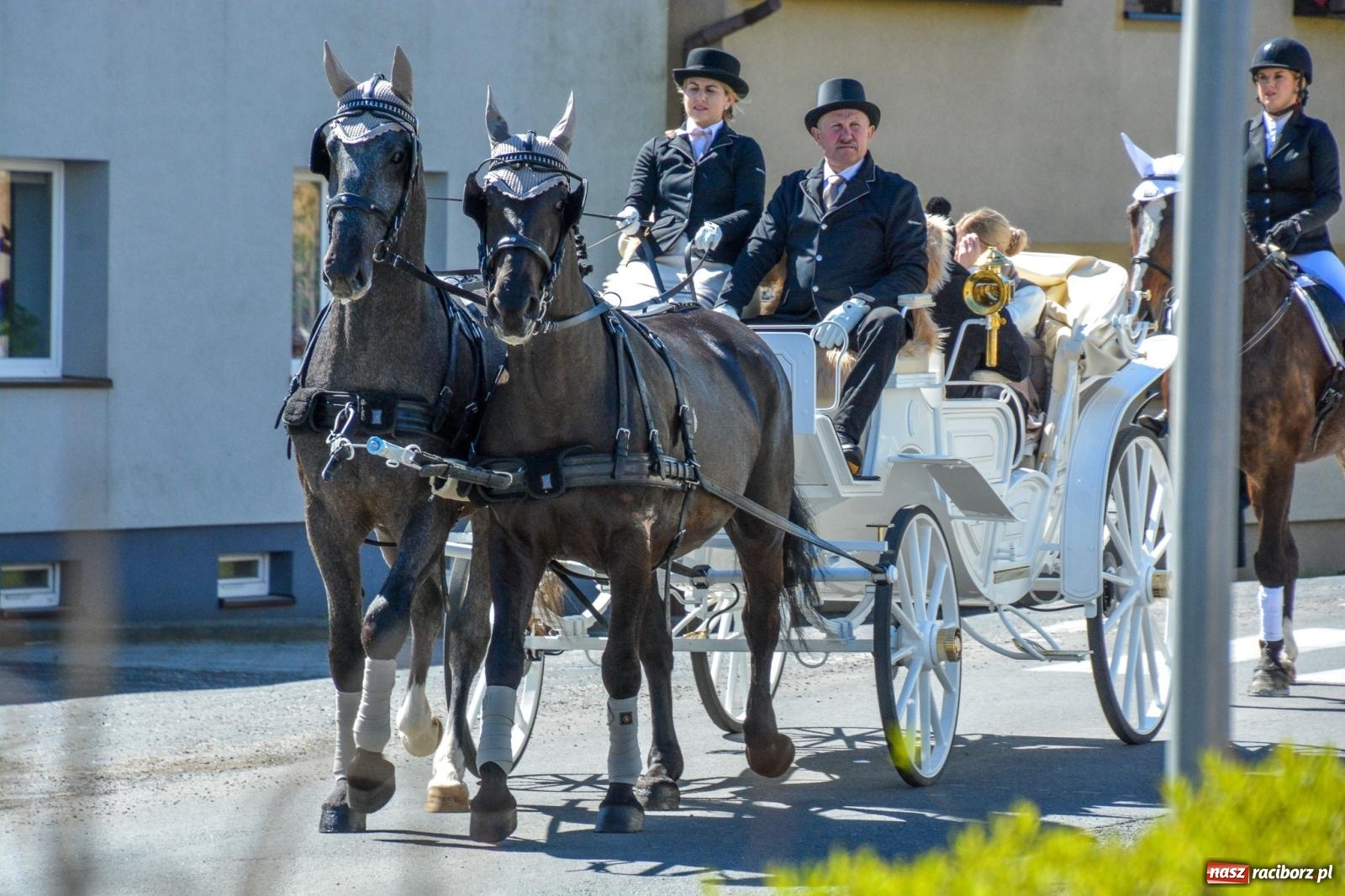 Zdjęcie w galerii na portalu naszraciborz.pl: Pietrowice Wielkie: 101 koni, policjanci w siodle i husaria - wielkanocna tradycja procesji błagalnej [FOTO i WIDEO] wiadomości z regionu