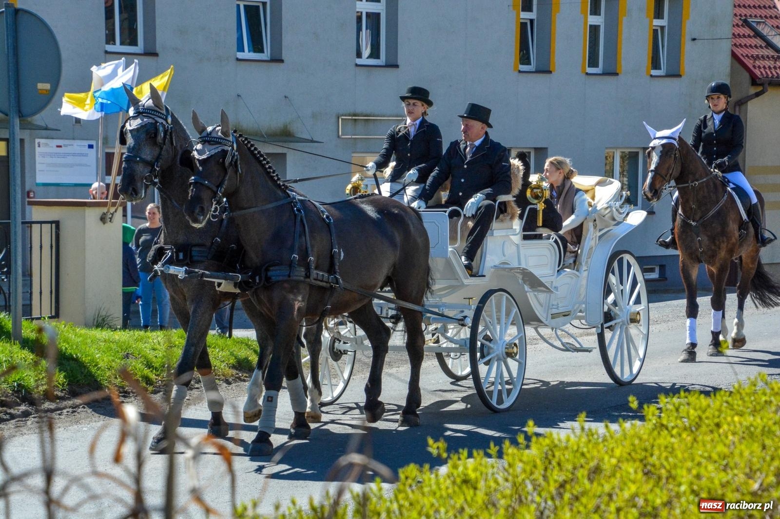 Zdjęcie w galerii na portalu naszraciborz.pl: Pietrowice Wielkie: 101 koni, policjanci w siodle i husaria - wielkanocna tradycja procesji błagalnej [FOTO i WIDEO] wiadomości z regionu