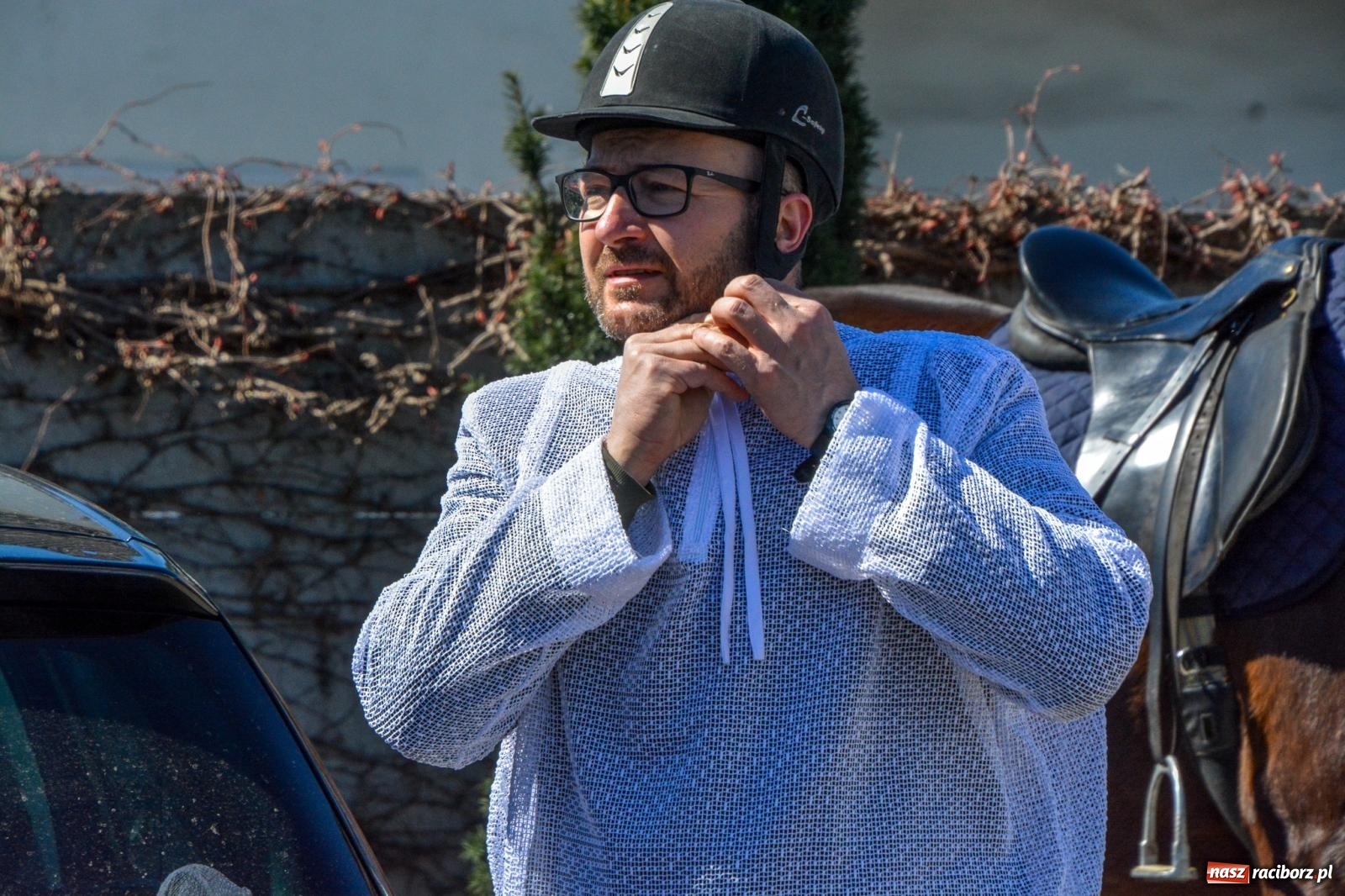Zdjęcie w galerii na portalu naszraciborz.pl: Pietrowice Wielkie: 101 koni, policjanci w siodle i husaria - wielkanocna tradycja procesji błagalnej [FOTO i WIDEO] wiadomości z regionu