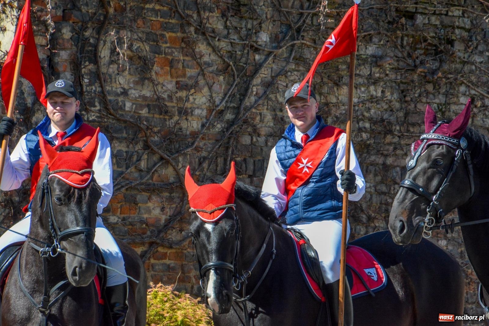 Zdjęcie w galerii na portalu naszraciborz.pl: Pietrowice Wielkie: 101 koni, policjanci w siodle i husaria - wielkanocna tradycja procesji błagalnej [FOTO i WIDEO] wiadomości z regionu