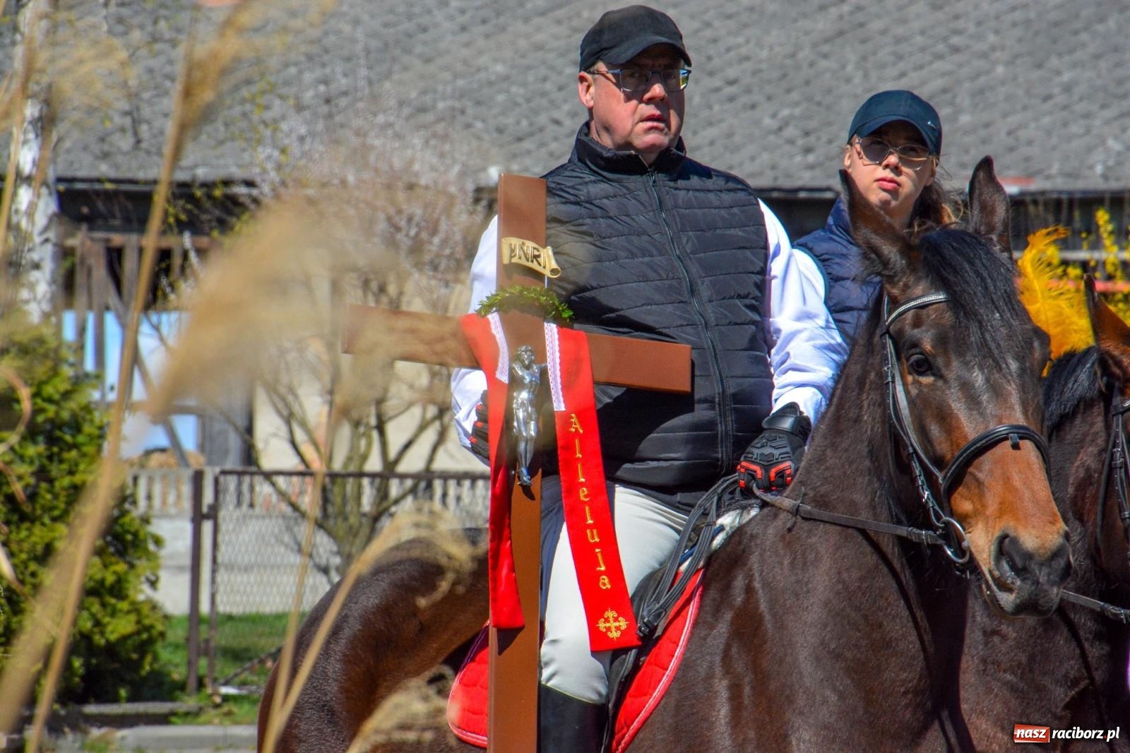 Zdjęcie w galerii na portalu naszraciborz.pl: Pietrowice Wielkie: 101 koni, policjanci w siodle i husaria - wielkanocna tradycja procesji błagalnej [FOTO i WIDEO] wiadomości z regionu