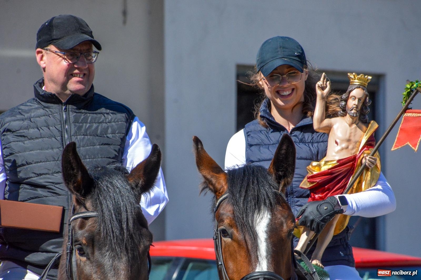 Zdjęcie w galerii na portalu naszraciborz.pl: Pietrowice Wielkie: 101 koni, policjanci w siodle i husaria - wielkanocna tradycja procesji błagalnej [FOTO i WIDEO] wiadomości z regionu