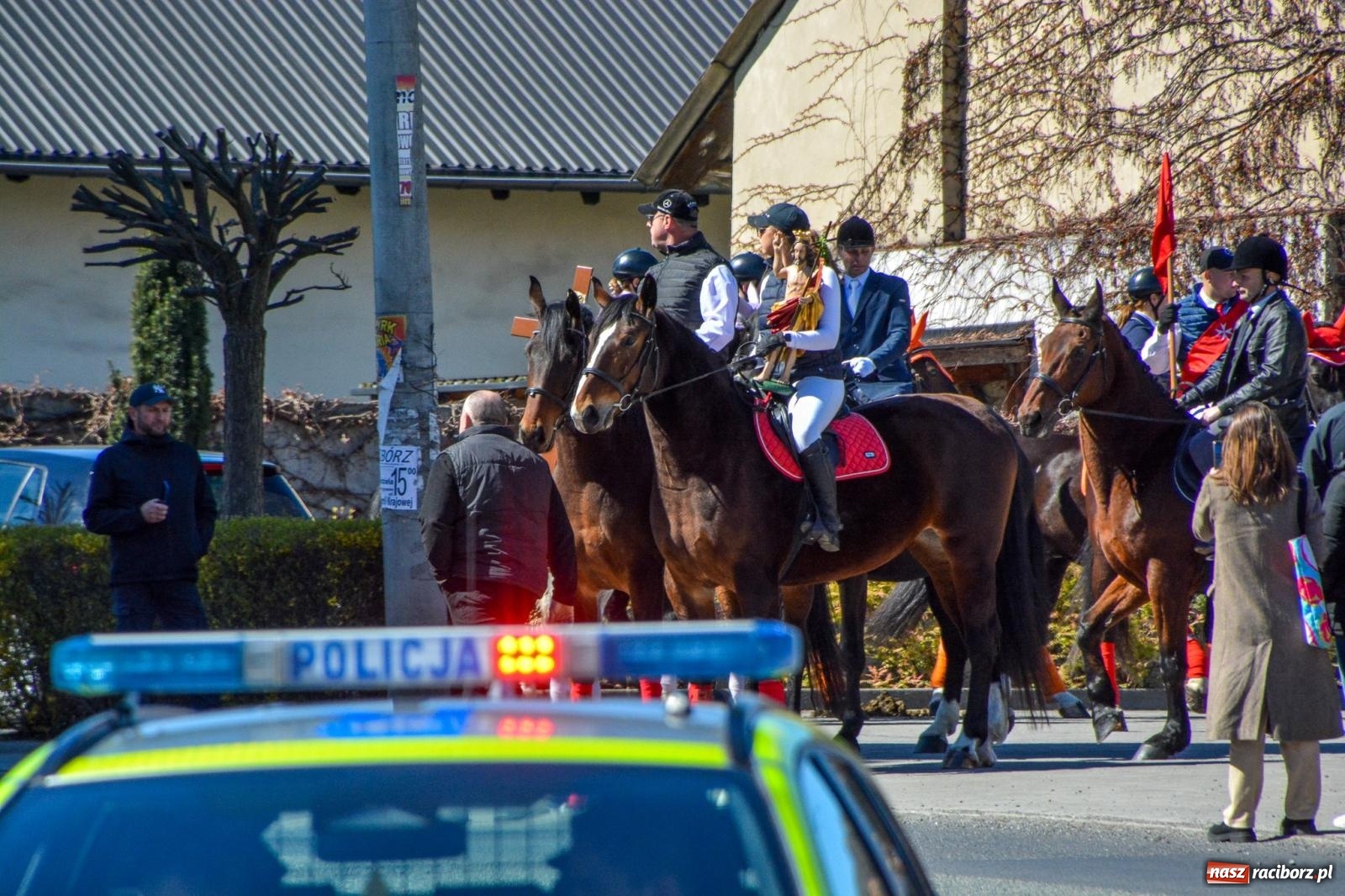 Zdjęcie w galerii na portalu naszraciborz.pl: Pietrowice Wielkie: 101 koni, policjanci w siodle i husaria - wielkanocna tradycja procesji błagalnej [FOTO i WIDEO] wiadomości z regionu