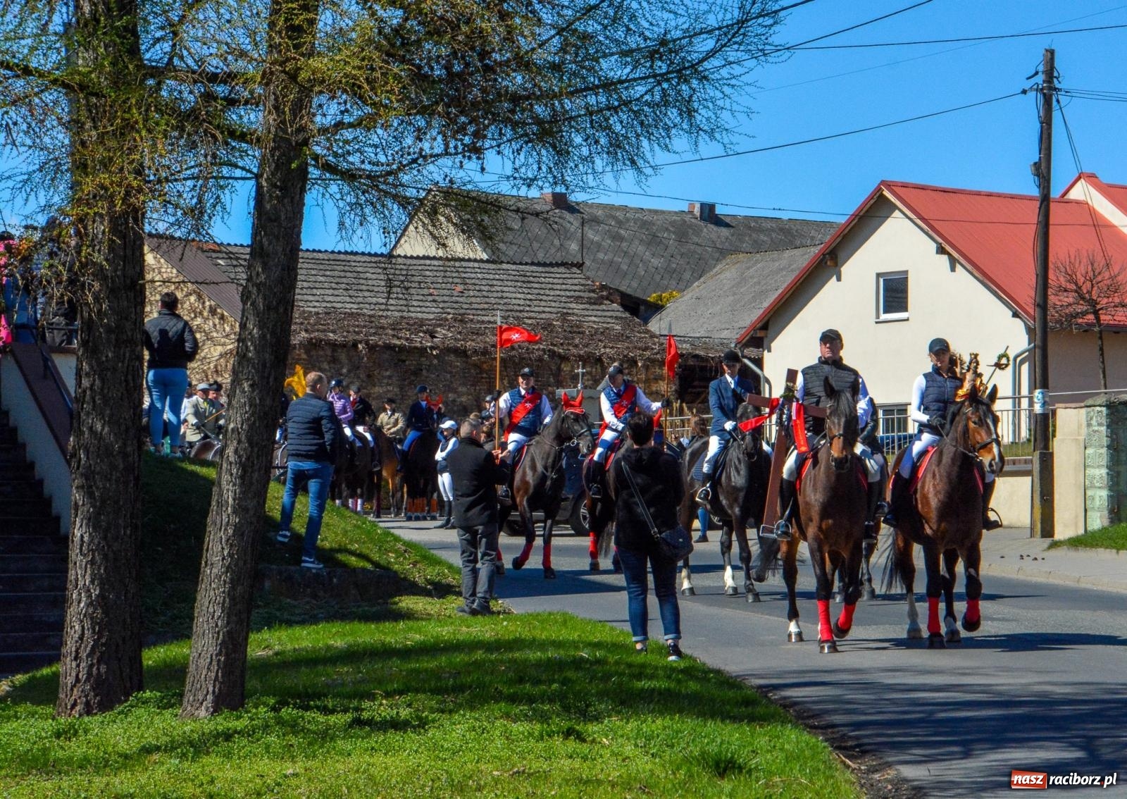 Zdjęcie w galerii na portalu naszraciborz.pl: Pietrowice Wielkie: 101 koni, policjanci w siodle i husaria - wielkanocna tradycja procesji błagalnej [FOTO i WIDEO] wiadomości z regionu