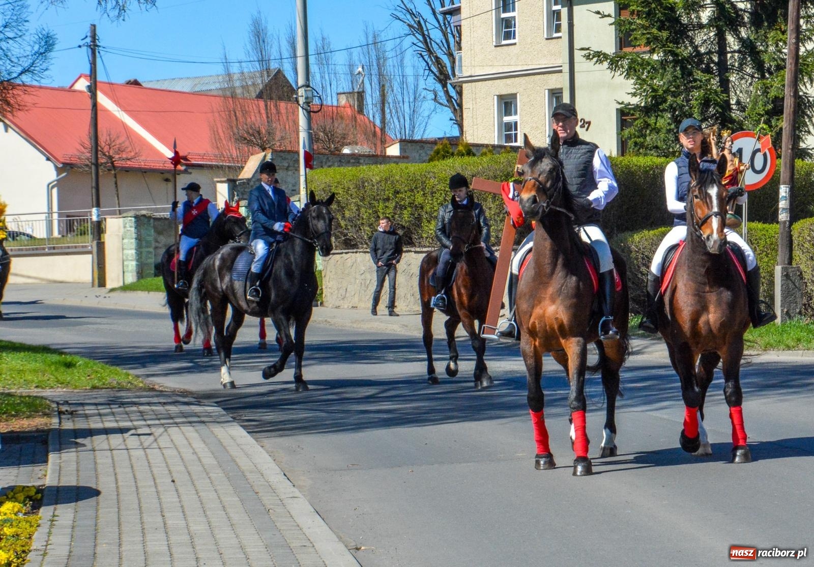 Zdjęcie w galerii na portalu naszraciborz.pl: Pietrowice Wielkie: 101 koni, policjanci w siodle i husaria - wielkanocna tradycja procesji błagalnej [FOTO i WIDEO] wiadomości z regionu