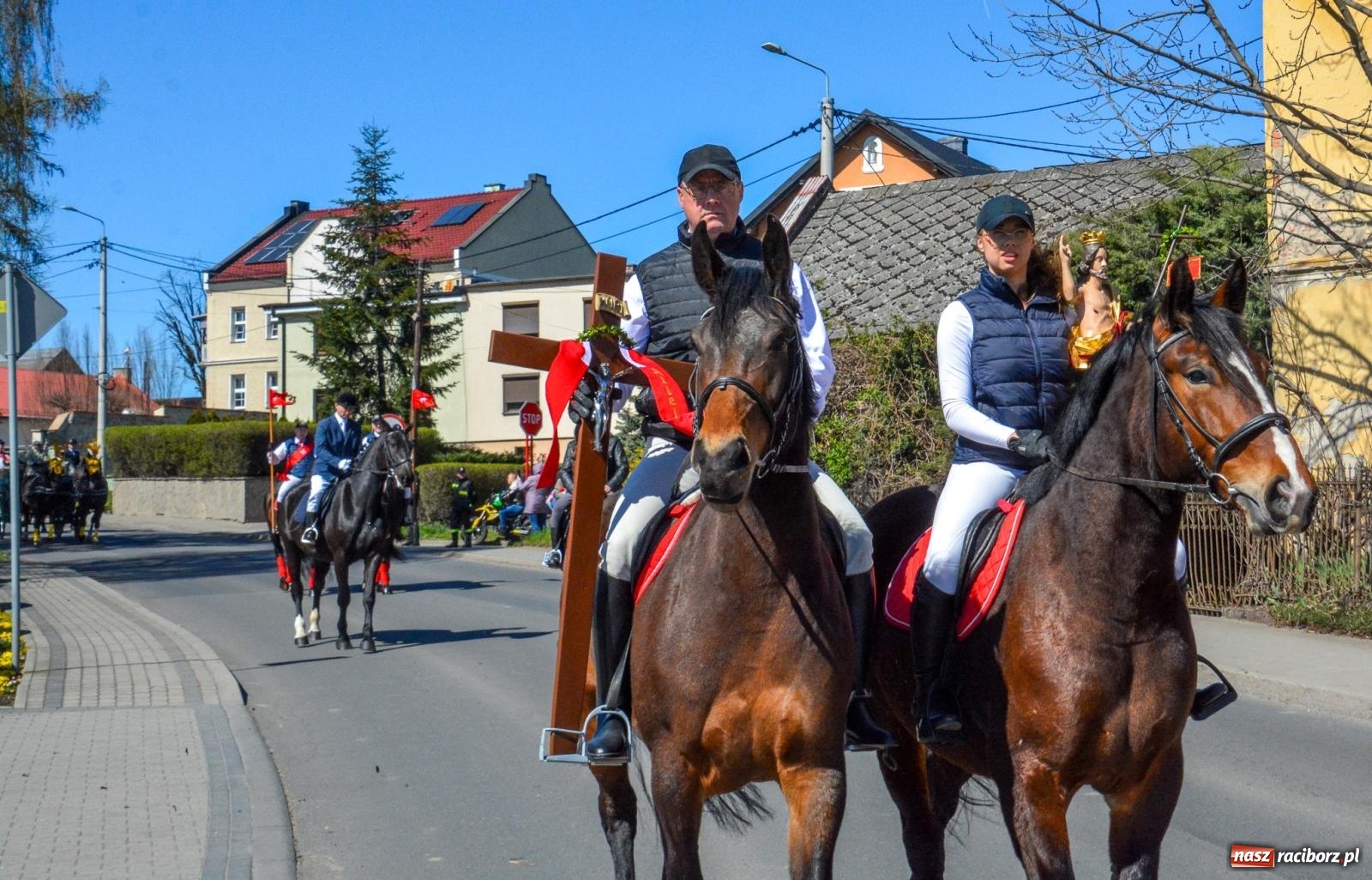 Zdjęcie w galerii na portalu naszraciborz.pl: Pietrowice Wielkie: 101 koni, policjanci w siodle i husaria - wielkanocna tradycja procesji błagalnej [FOTO i WIDEO] wiadomości z regionu