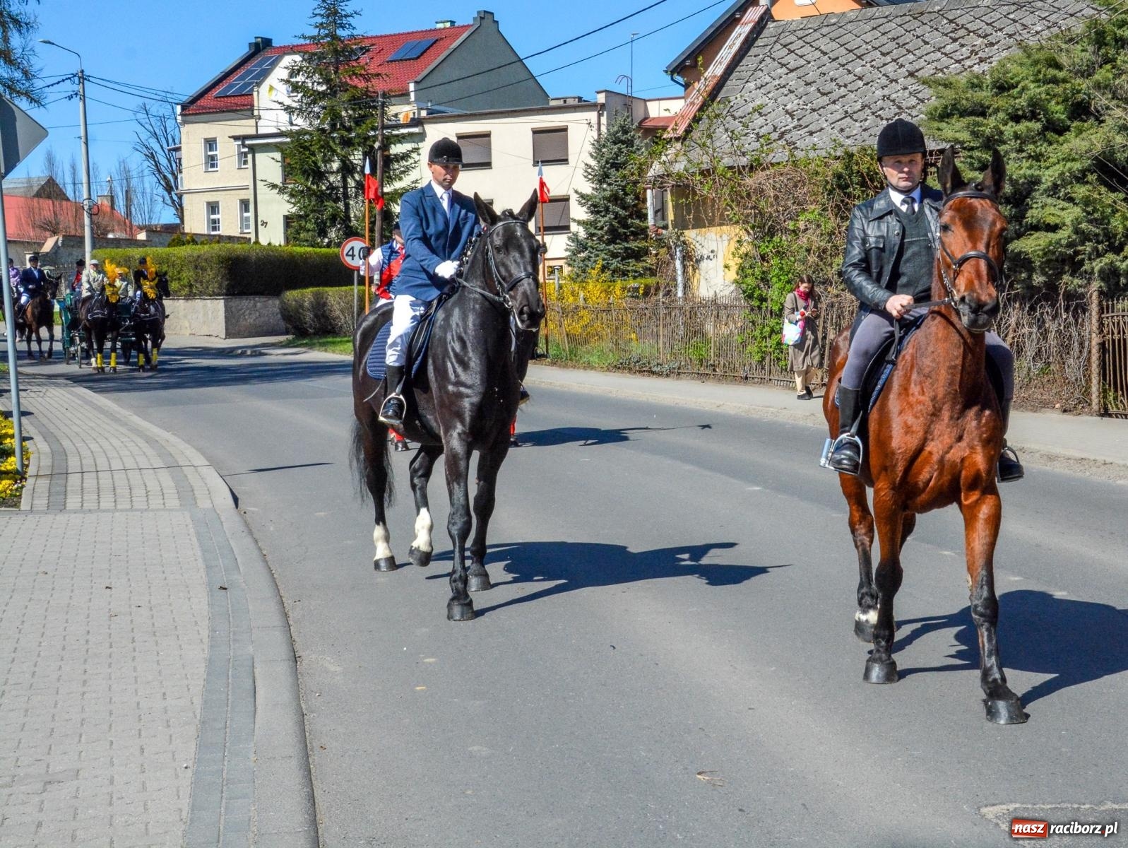 Zdjęcie w galerii na portalu naszraciborz.pl: Pietrowice Wielkie: 101 koni, policjanci w siodle i husaria - wielkanocna tradycja procesji błagalnej [FOTO i WIDEO] wiadomości z regionu